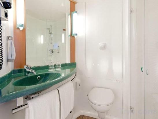 Ibis Budget Valencia Aeropuerto Family Room With 1 Double Bed And Extra Bed 3