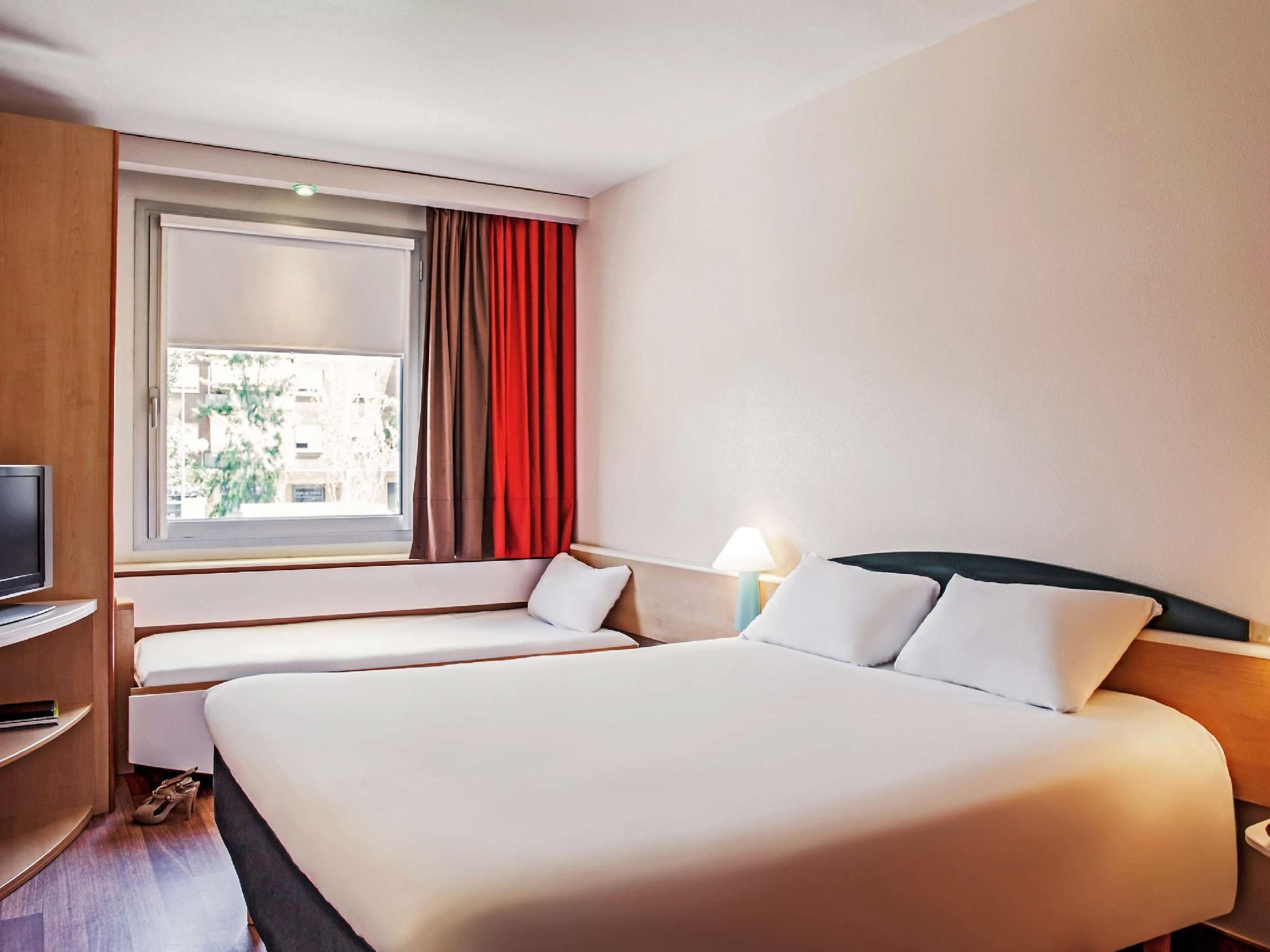 Room with 1 double bed + 1 extra bed equipped with the new bedding