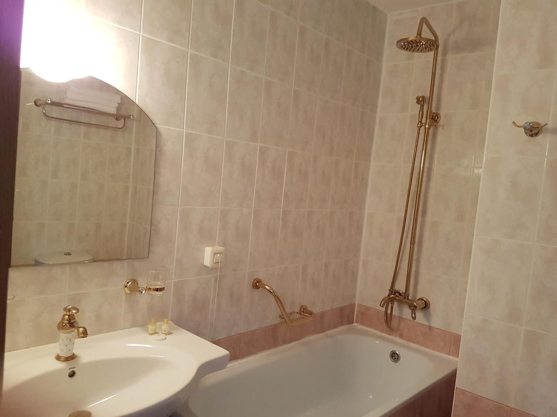 One-Bedroom Apartment (3 Adults)