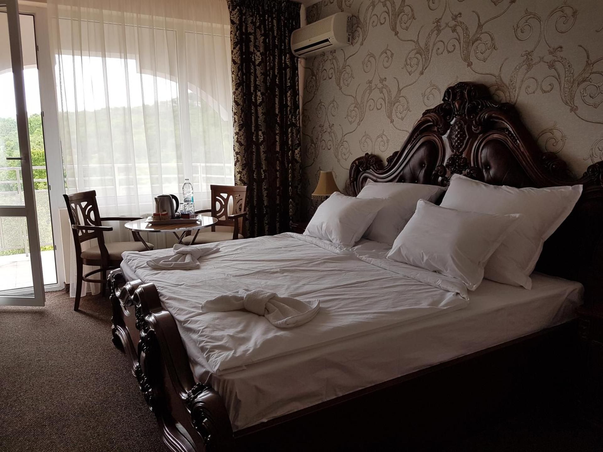 Deluxe Double Room (2 Adults + 1 Child)