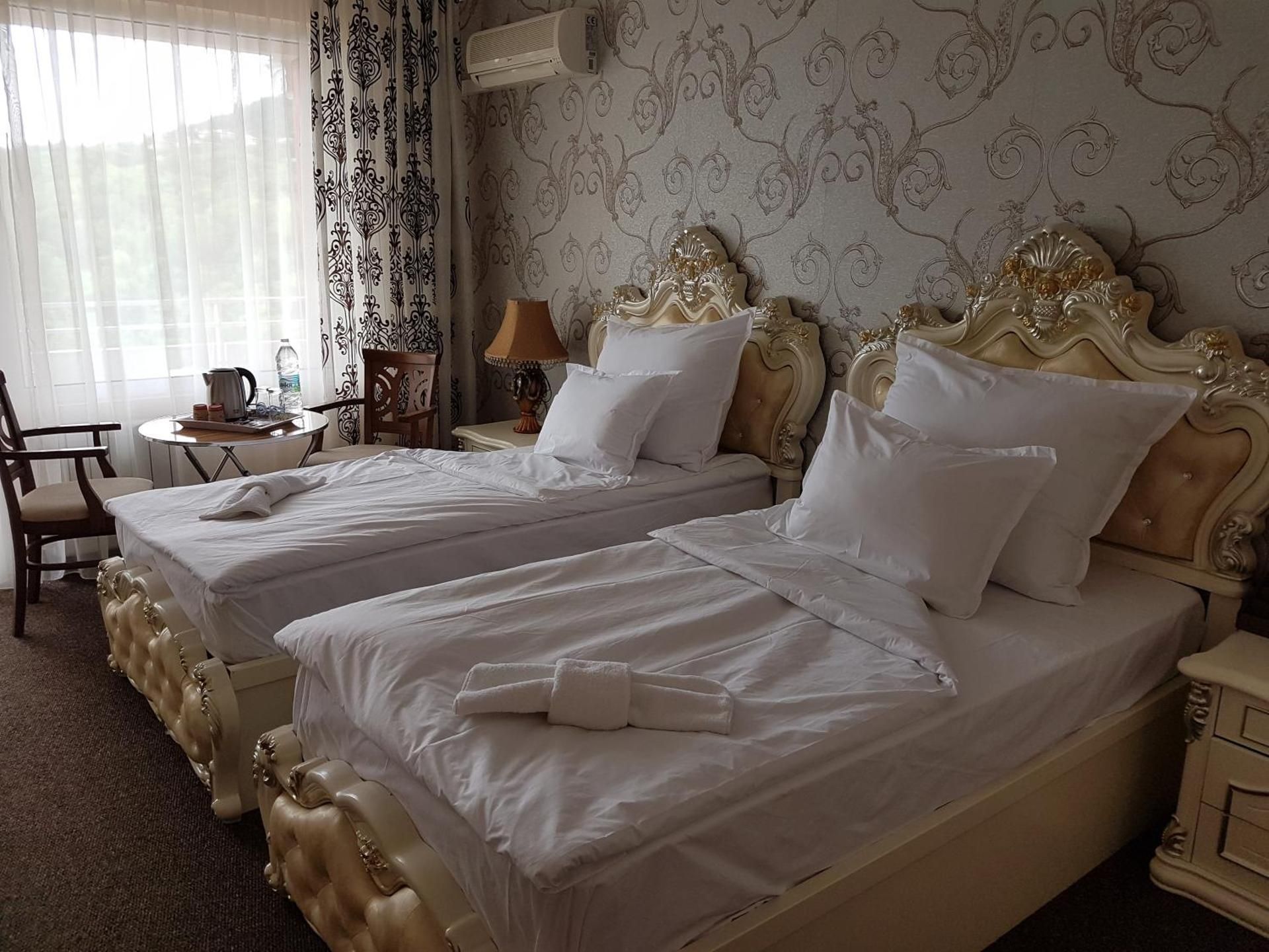 Deluxe Twin Room (2 Adults + 1 Child)