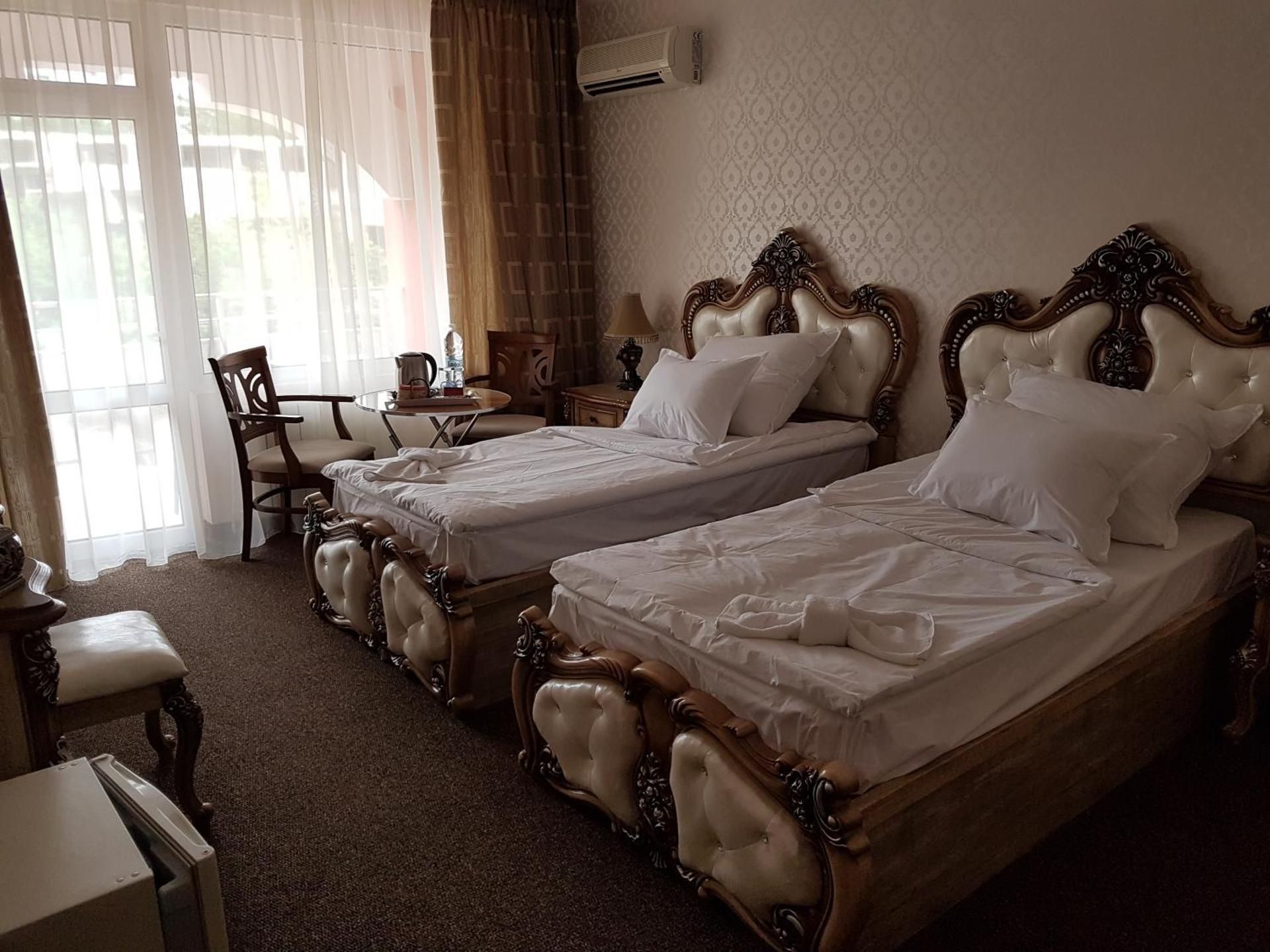 Deluxe Twin Room (2 Adults + 1 Child)