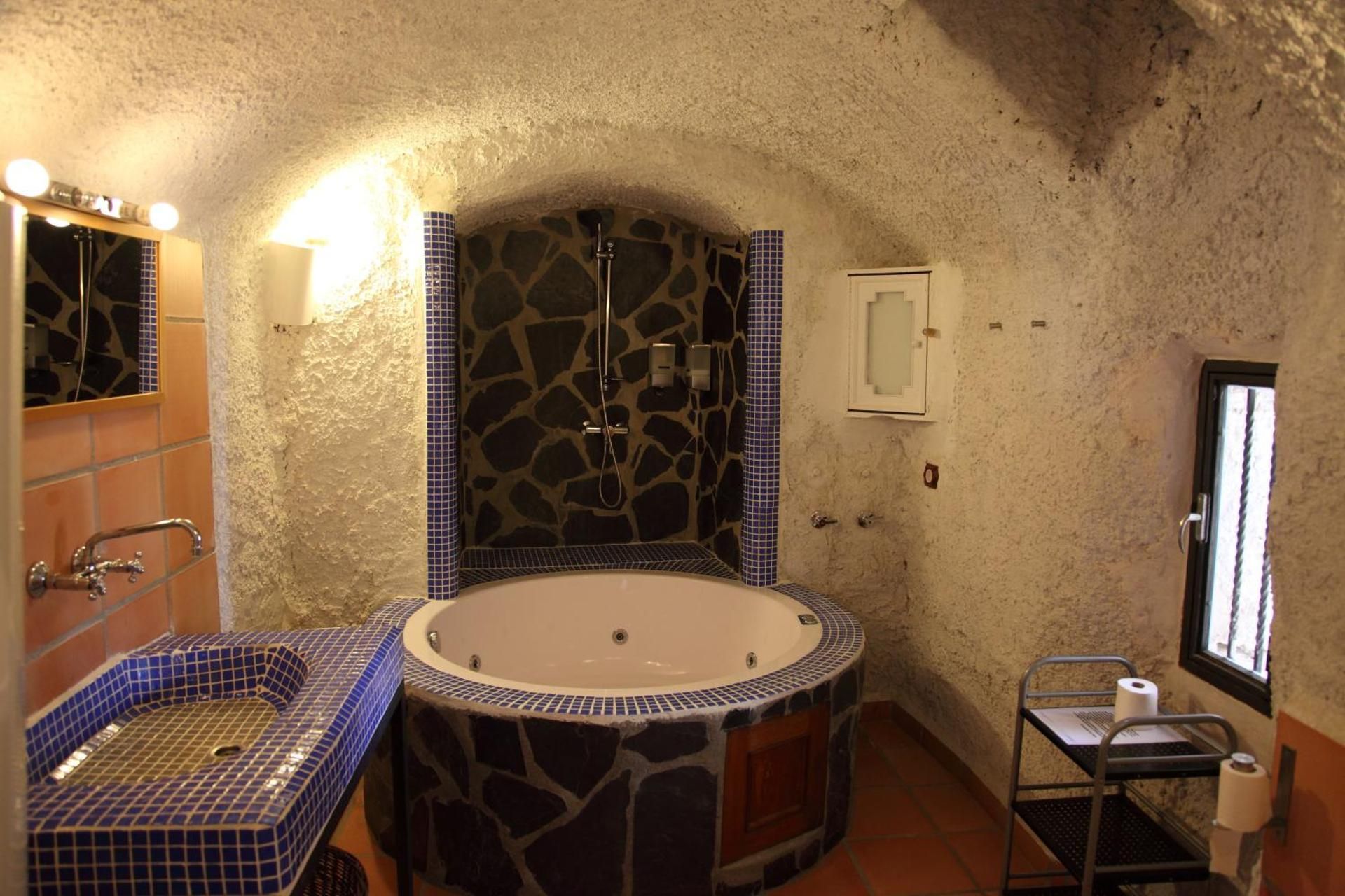 Superior Cave with Hot tub