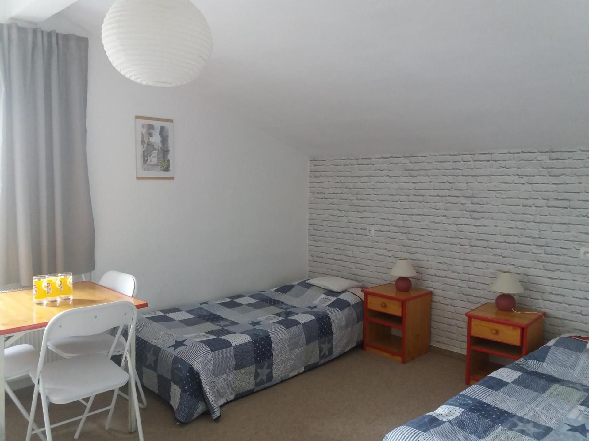 Studio (5 Adults)
