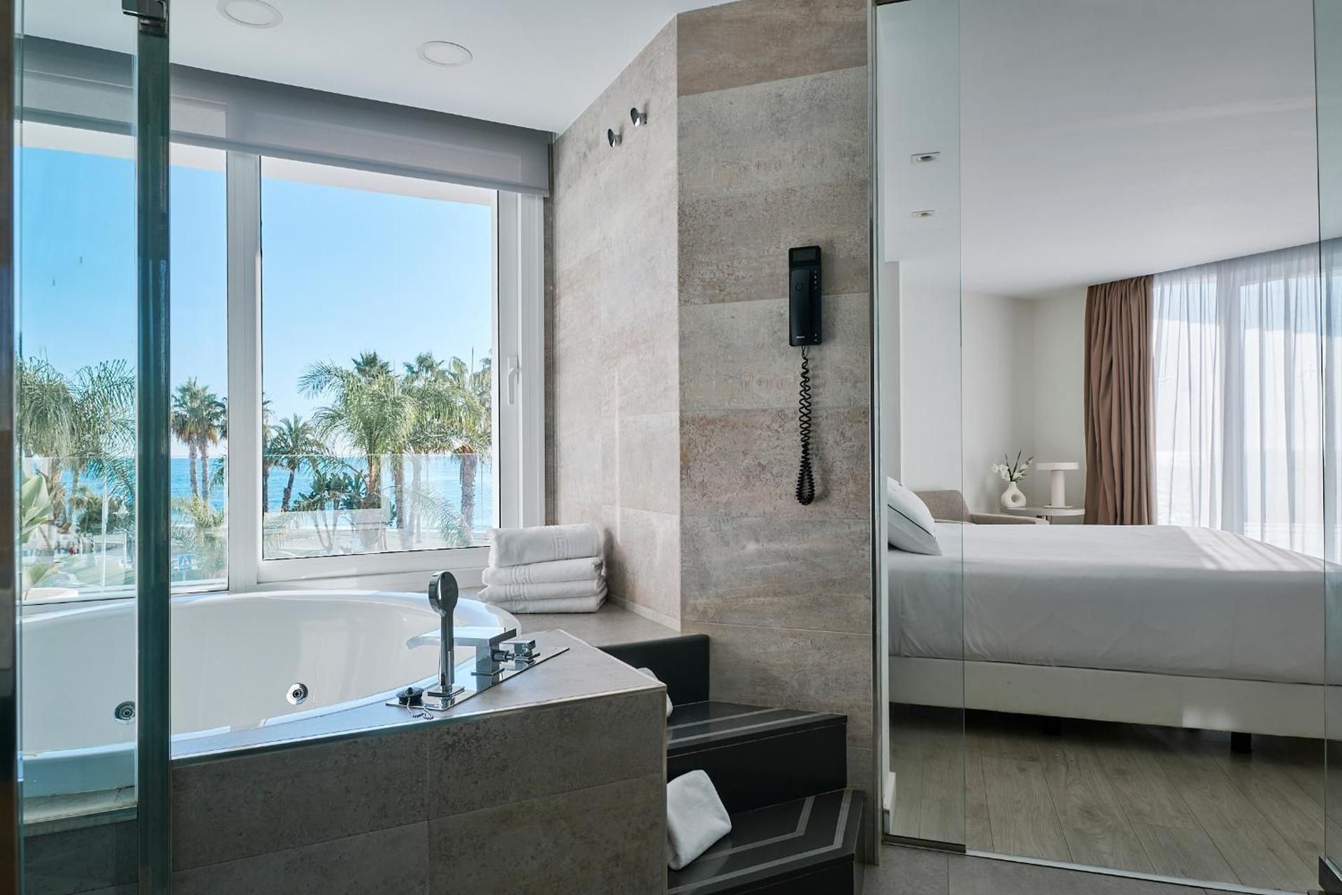 Junior Suite, Hot Tub