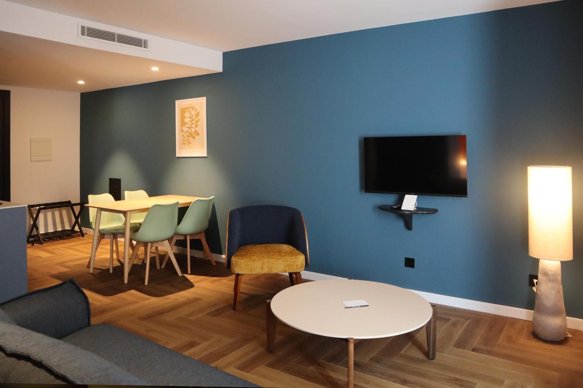 Deluxe One-Bedroom Apartment