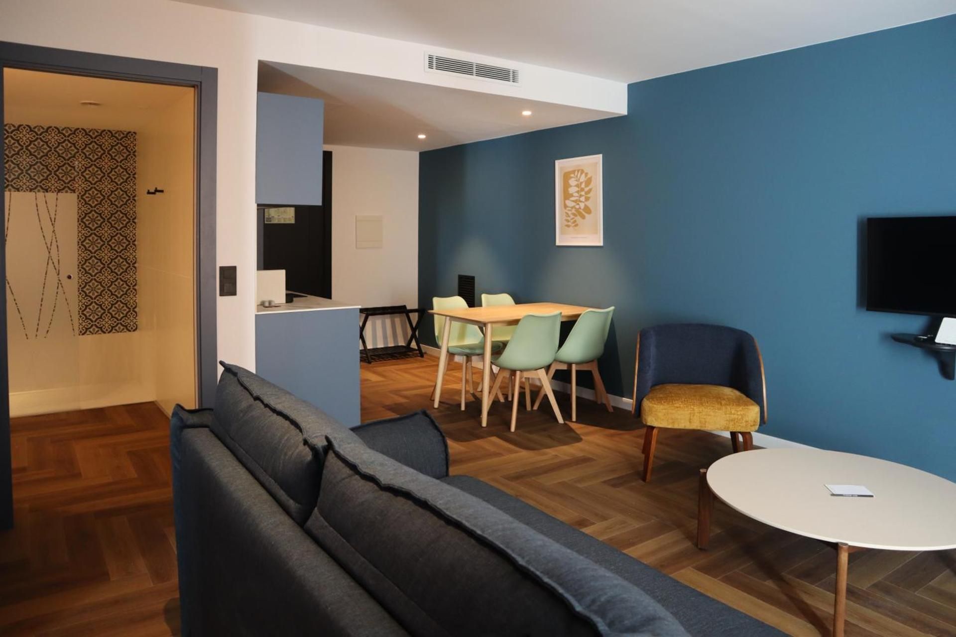 Deluxe One-Bedroom Apartment