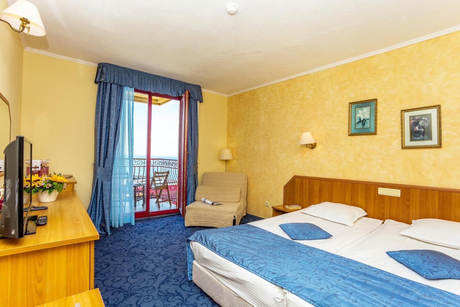 Double or Twin Room with Side Sea View