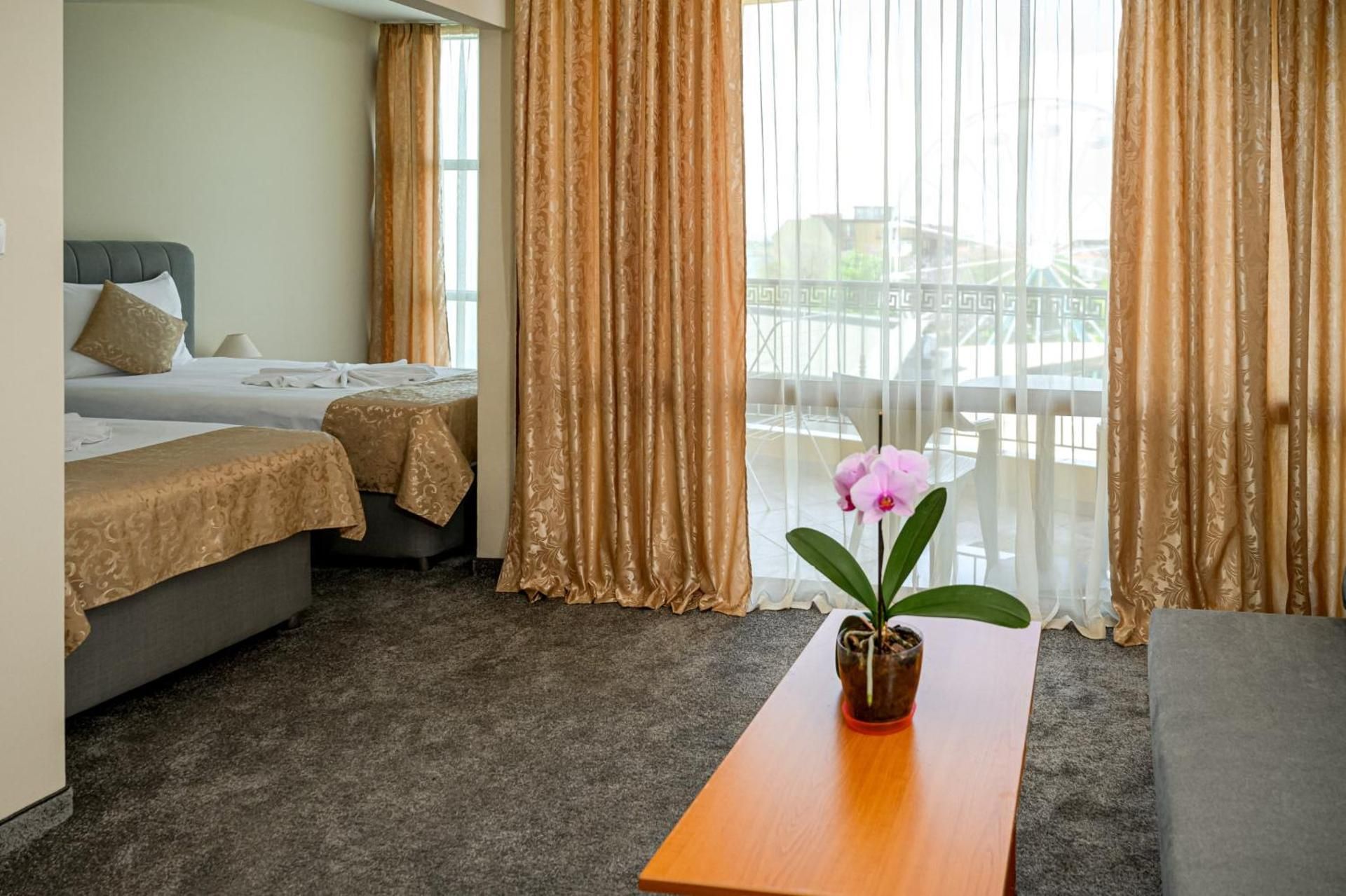 Junior Suite (2 Adults + 2 Children)