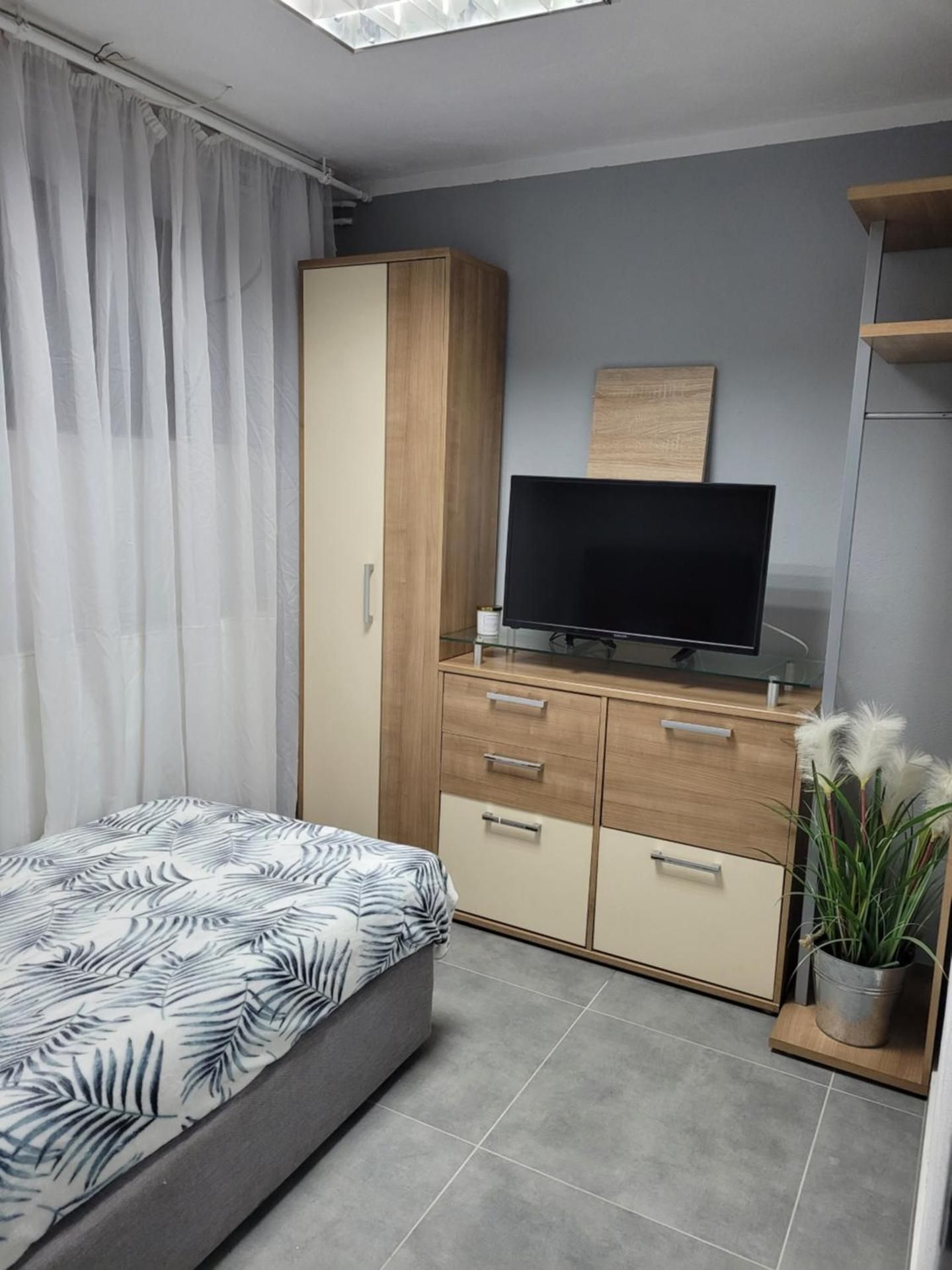Single Room with Shared Bathroom