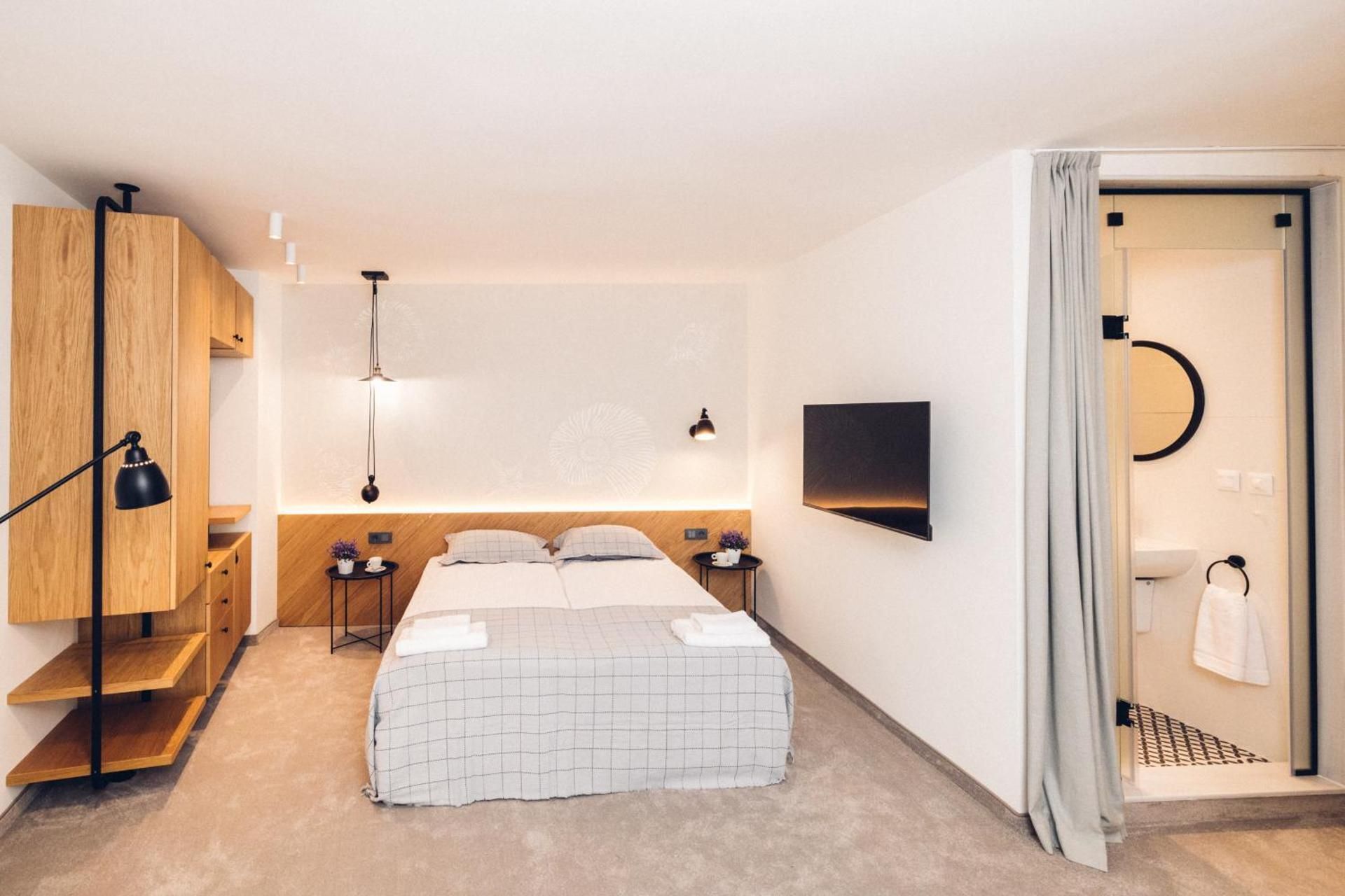 Deluxe Double Room (2 Adults + 1 Child)