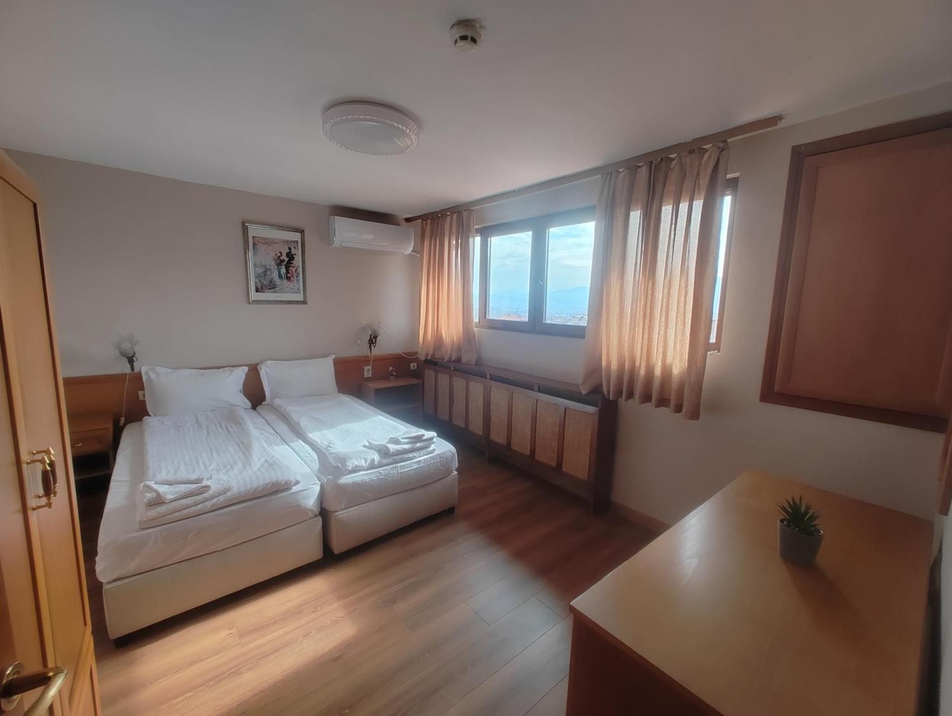 Apartment with Mountain View
