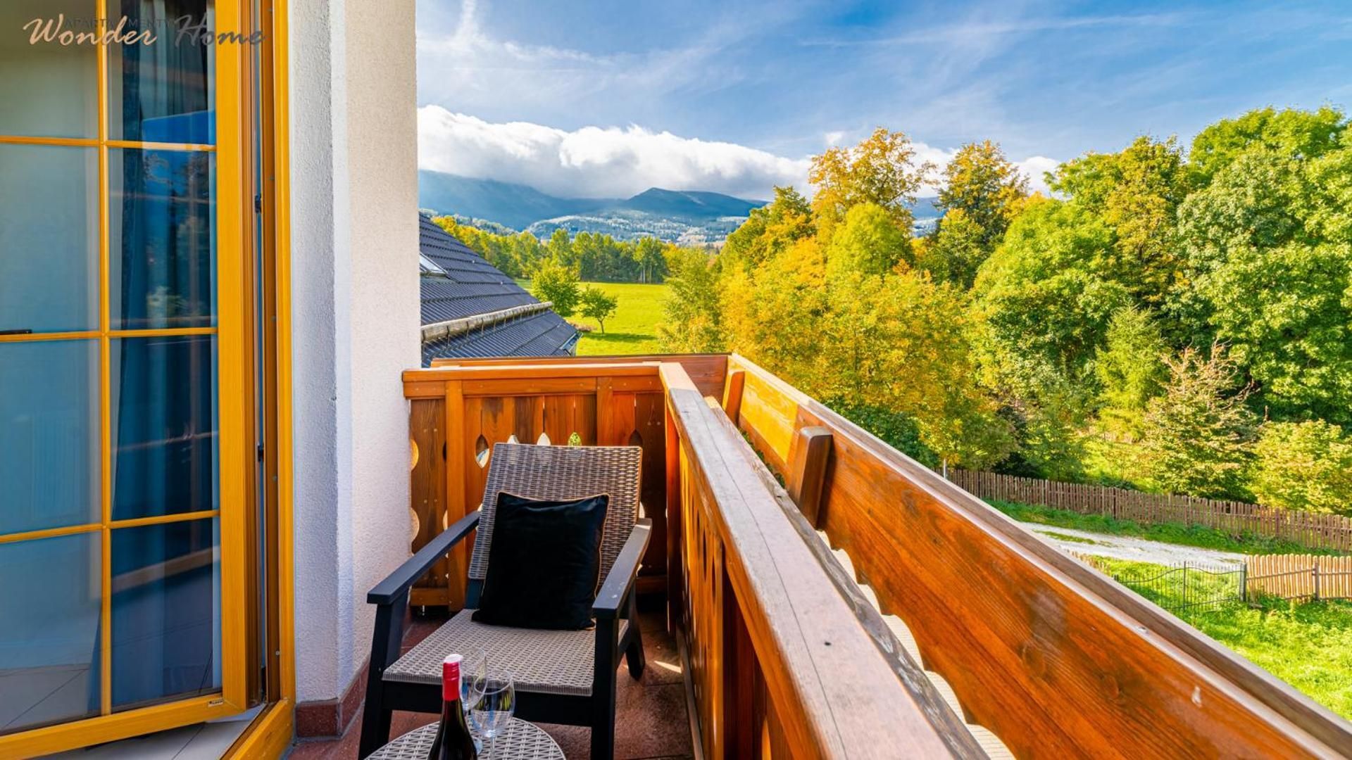 Apartment with Mountain View