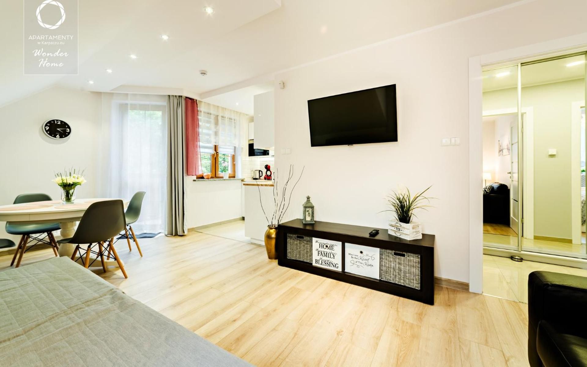 Apartment with Balcony (Pogodny)