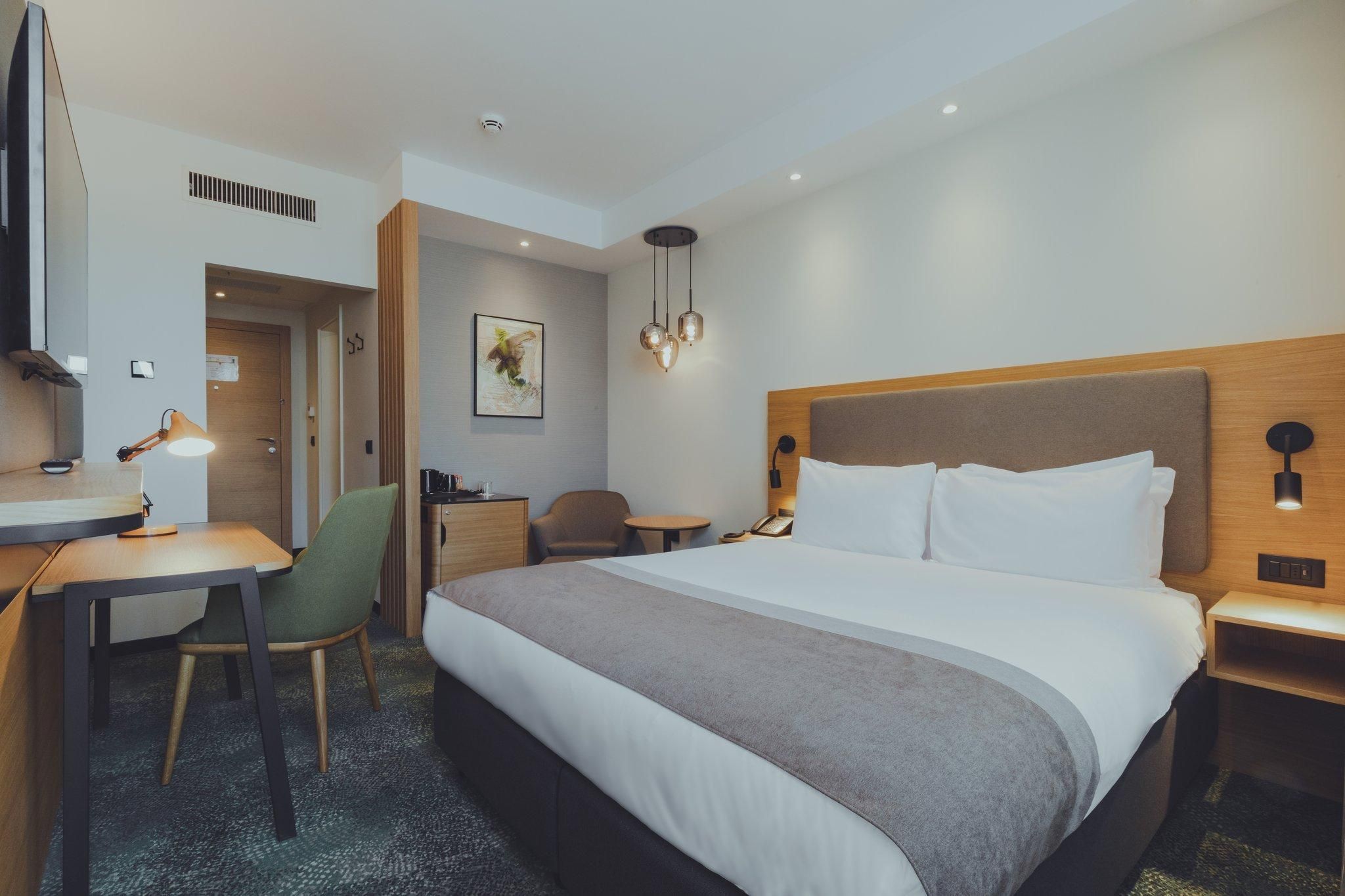 Holiday inn Skopje By IHG 1 Queen Bed Standard City View Smoking