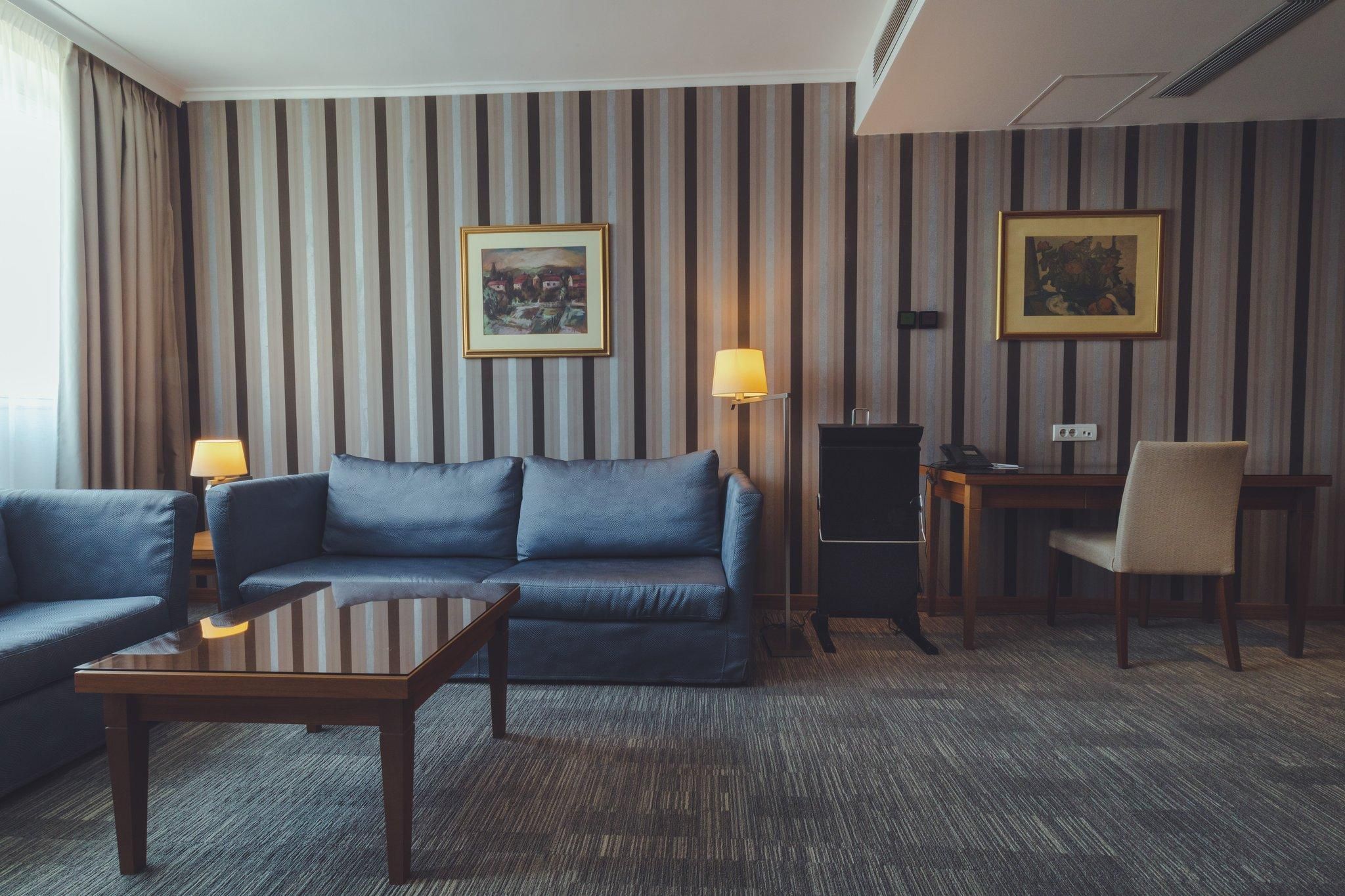 1 King Bed Suite Max 3 People Nonsmoking