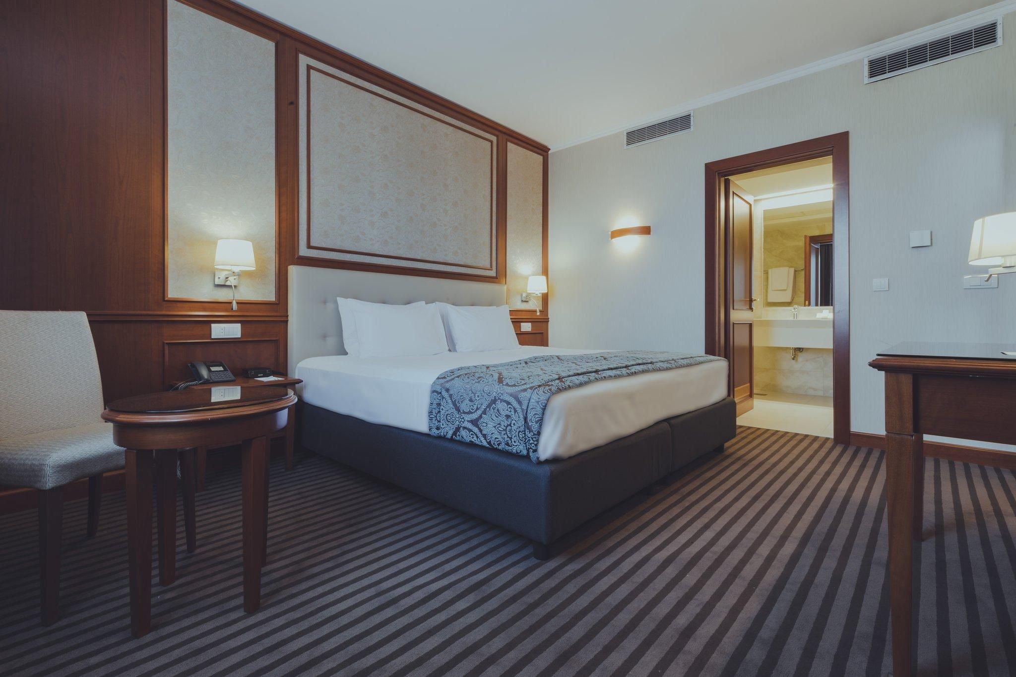 1 King Bed Suite with Balcony Nonsmoking