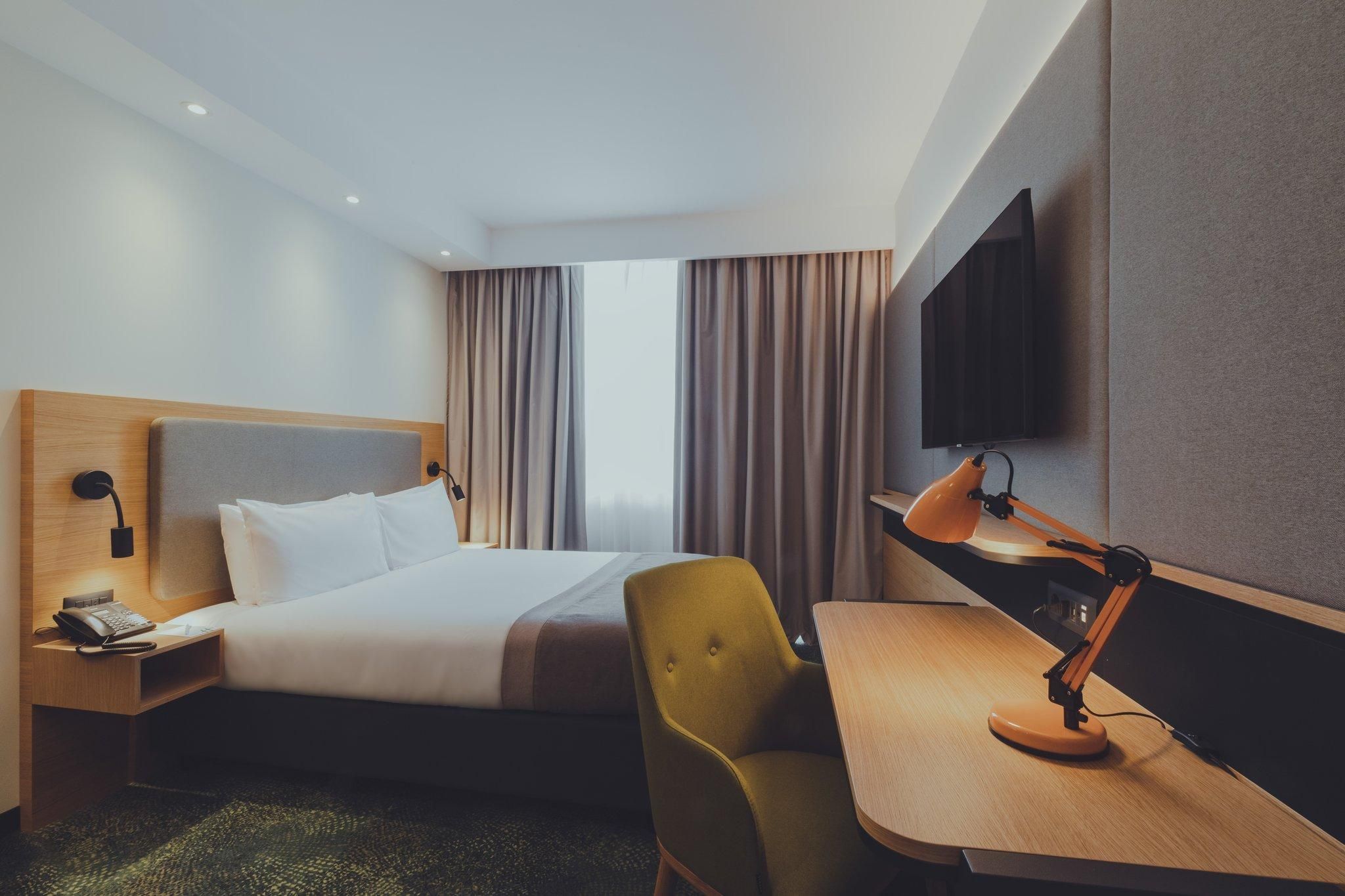 Holiday inn Skopje By IHG 1 Queen Bed Standard City View Smoking 2