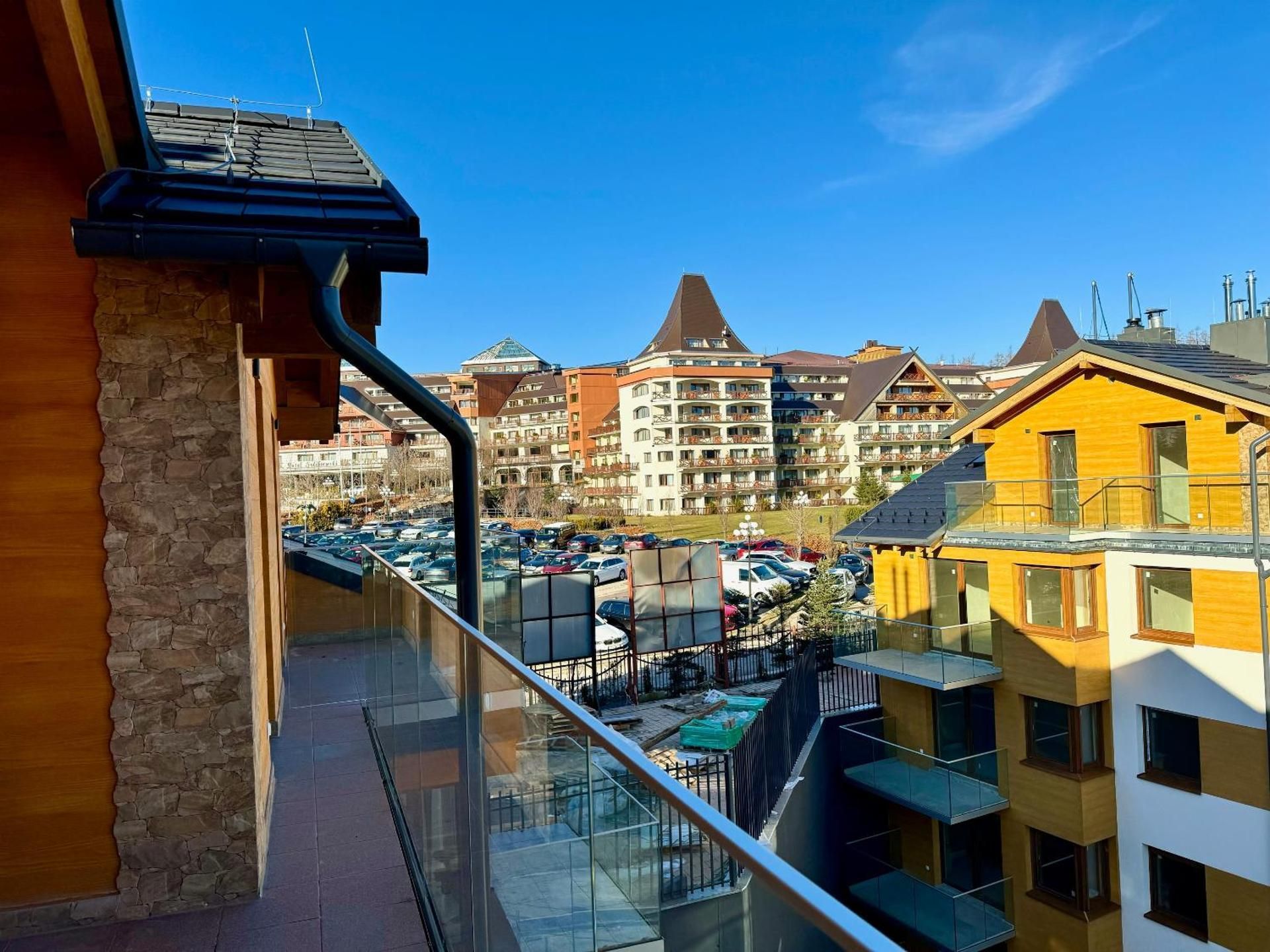 Apartment with Mountain View