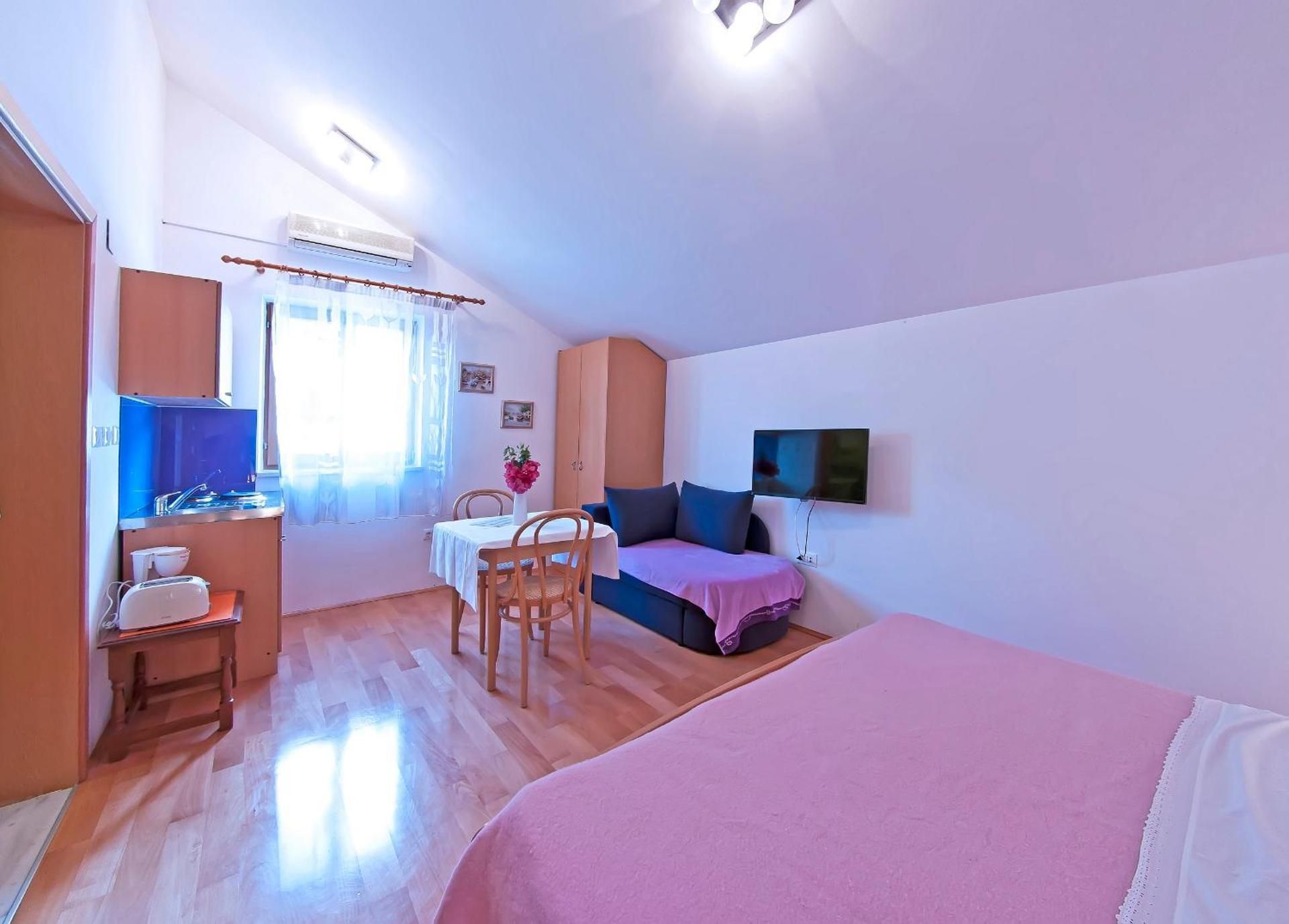 Deluxe Double Room (2 Adults + 1 Child)