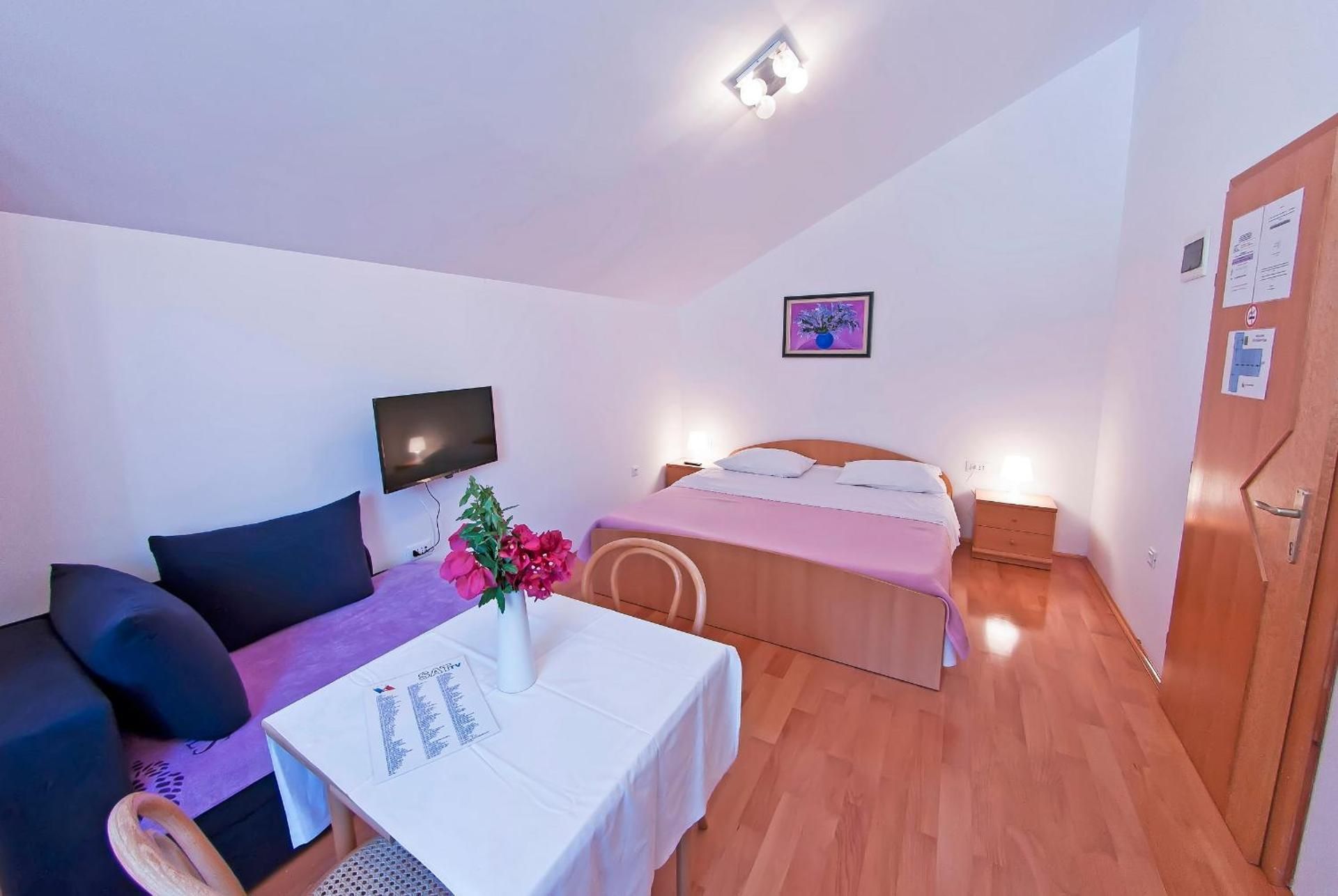 Deluxe Double Room (2 Adults + 1 Child)