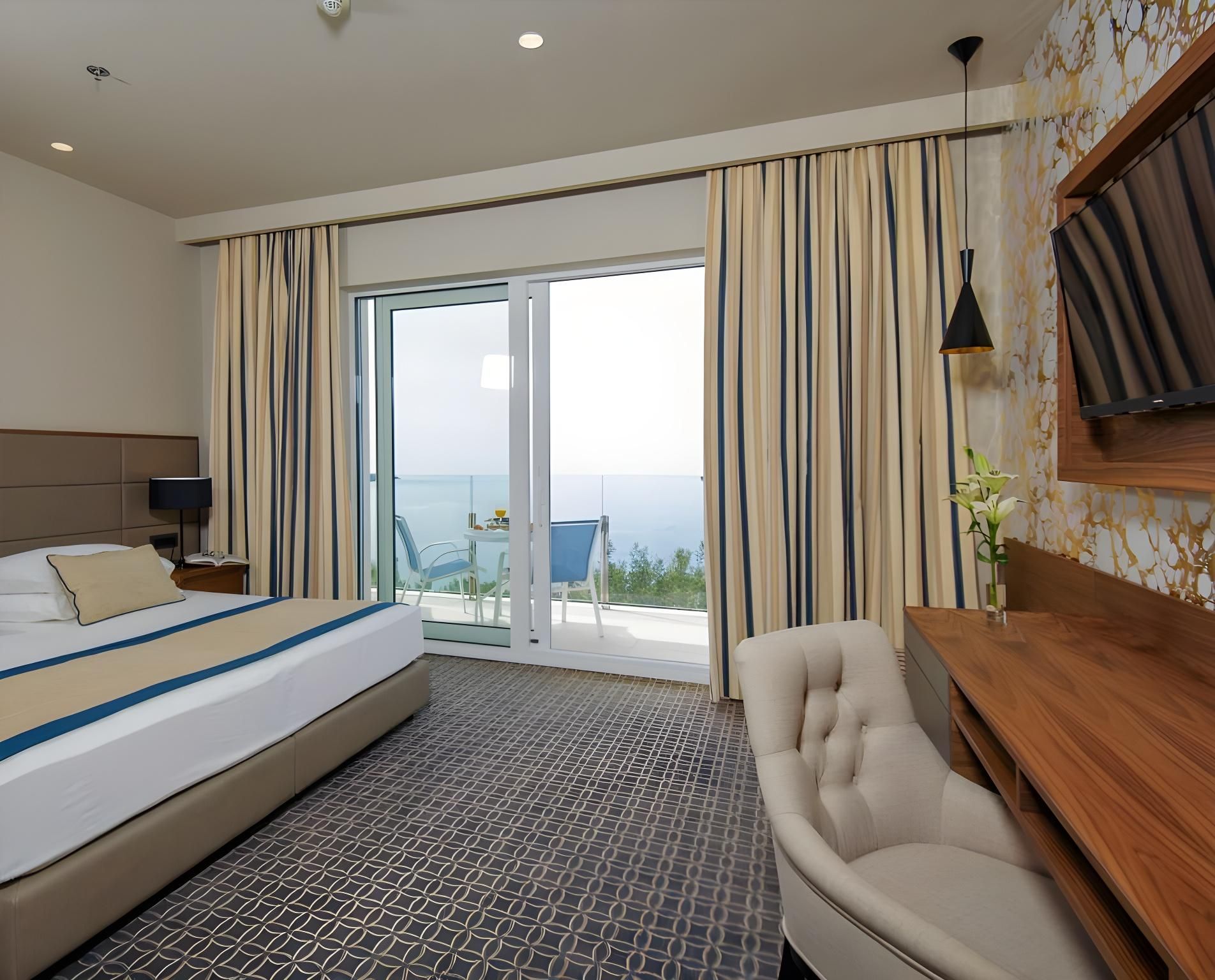 Luxury Double or Twin Room with Balcony and Sea View