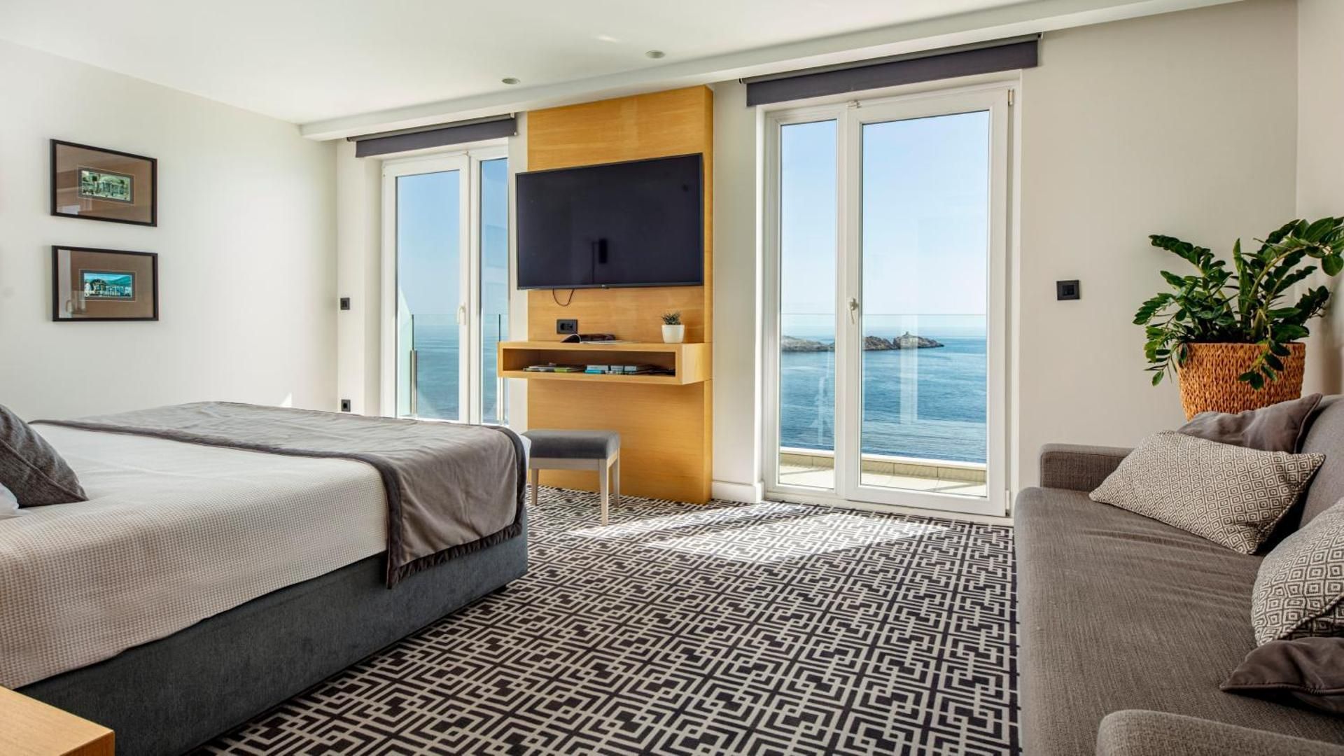 Junior Suite with Balcony and Sea View