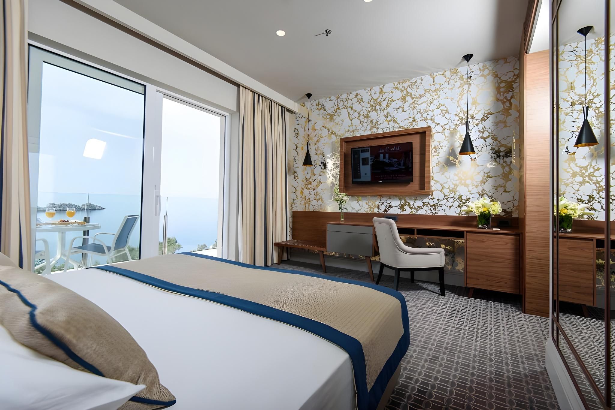 Luxury Double or Twin Room with Balcony and Sea View