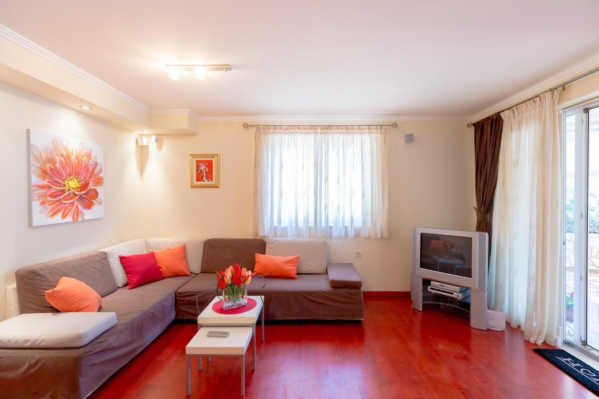 Apartment with Garden View