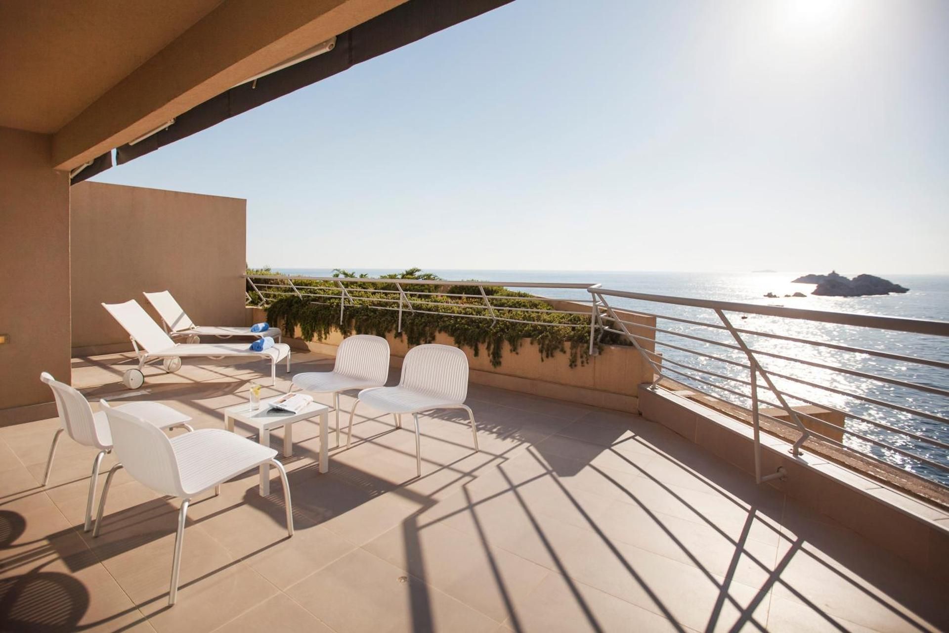 Deluxe Suite with Sea View