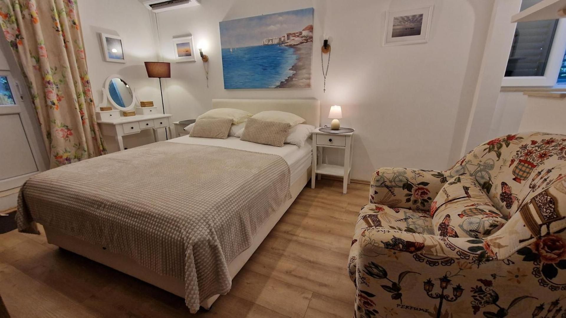 Studio Apartment with Terrace