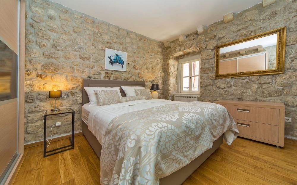 1-Bedroom Deluxe Apartment