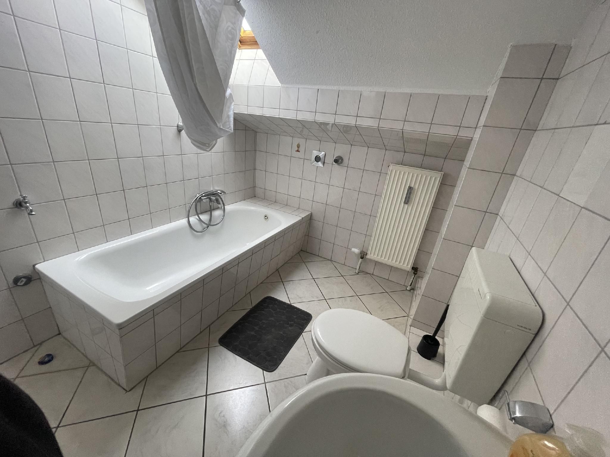 Bed4You Gästehaus 1 Apartment-Standard-Eigenes Badezimmer-Blick auf die Landschaft-Dachgesch.2 Einzelzimmer