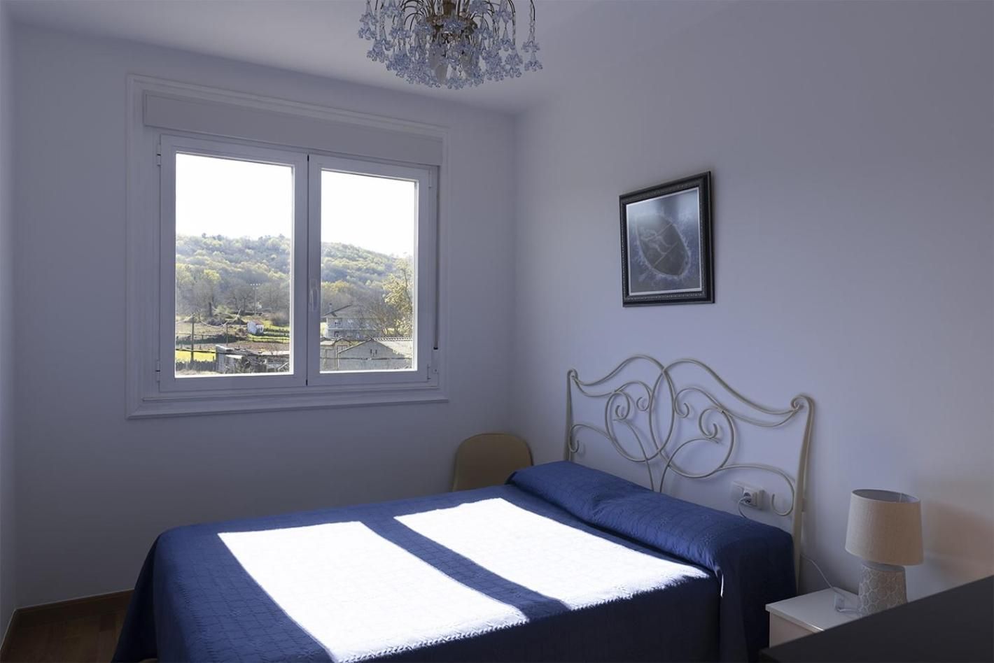 Standard Queen room with shared bathroom