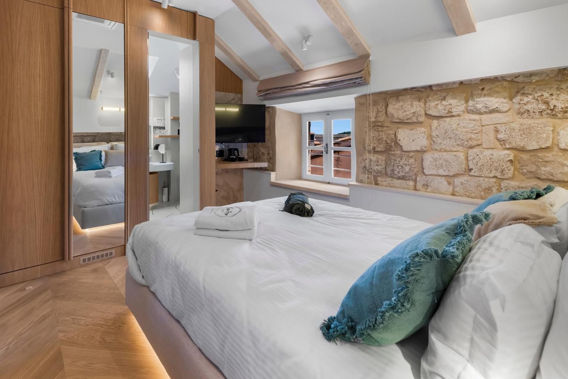 Deluxe Queen Room
