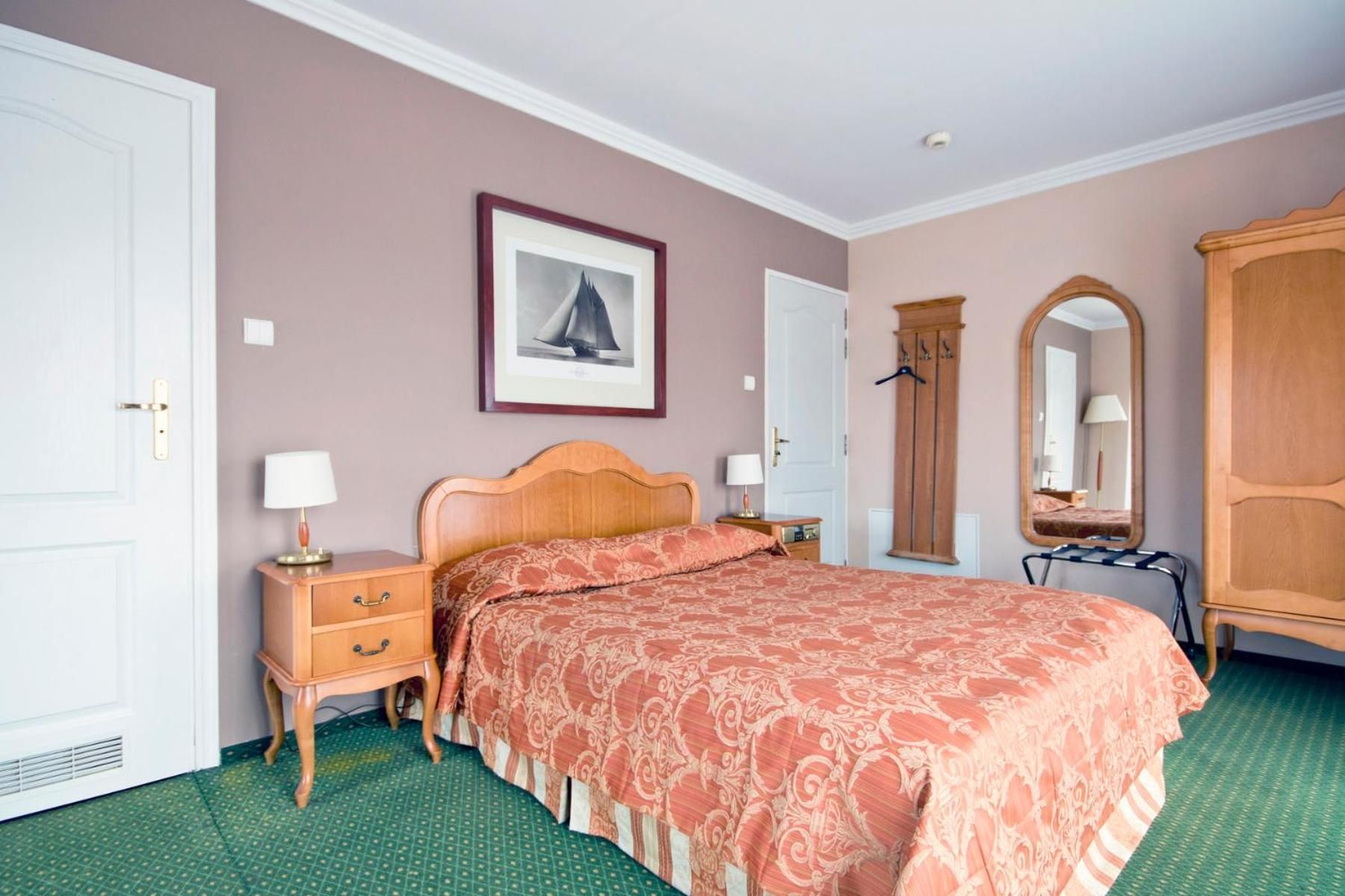 Economy Double Room with Street View