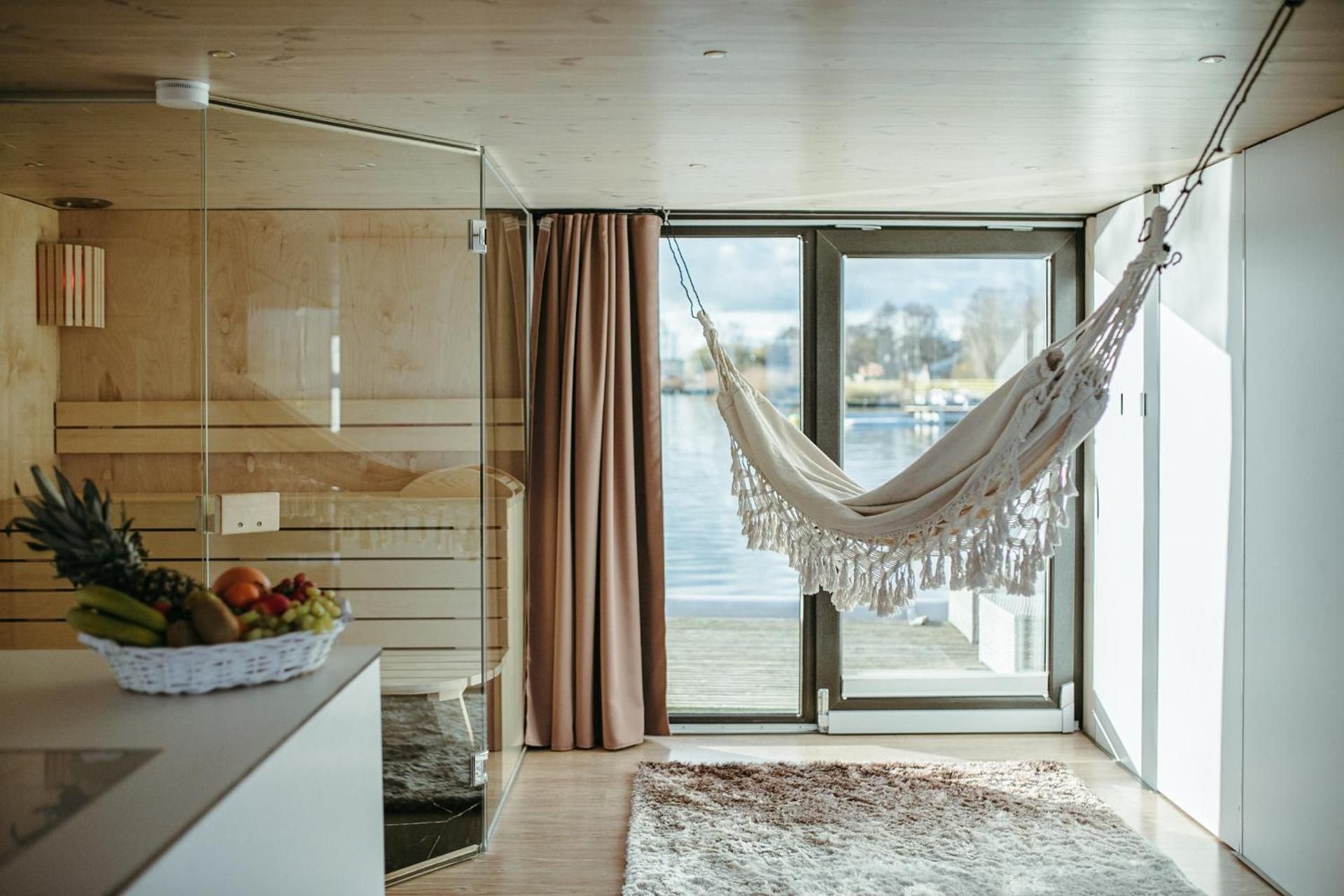 House on Water XXL with 2 bedrooms, fireplace, sauna, jacuzzi and motorboat