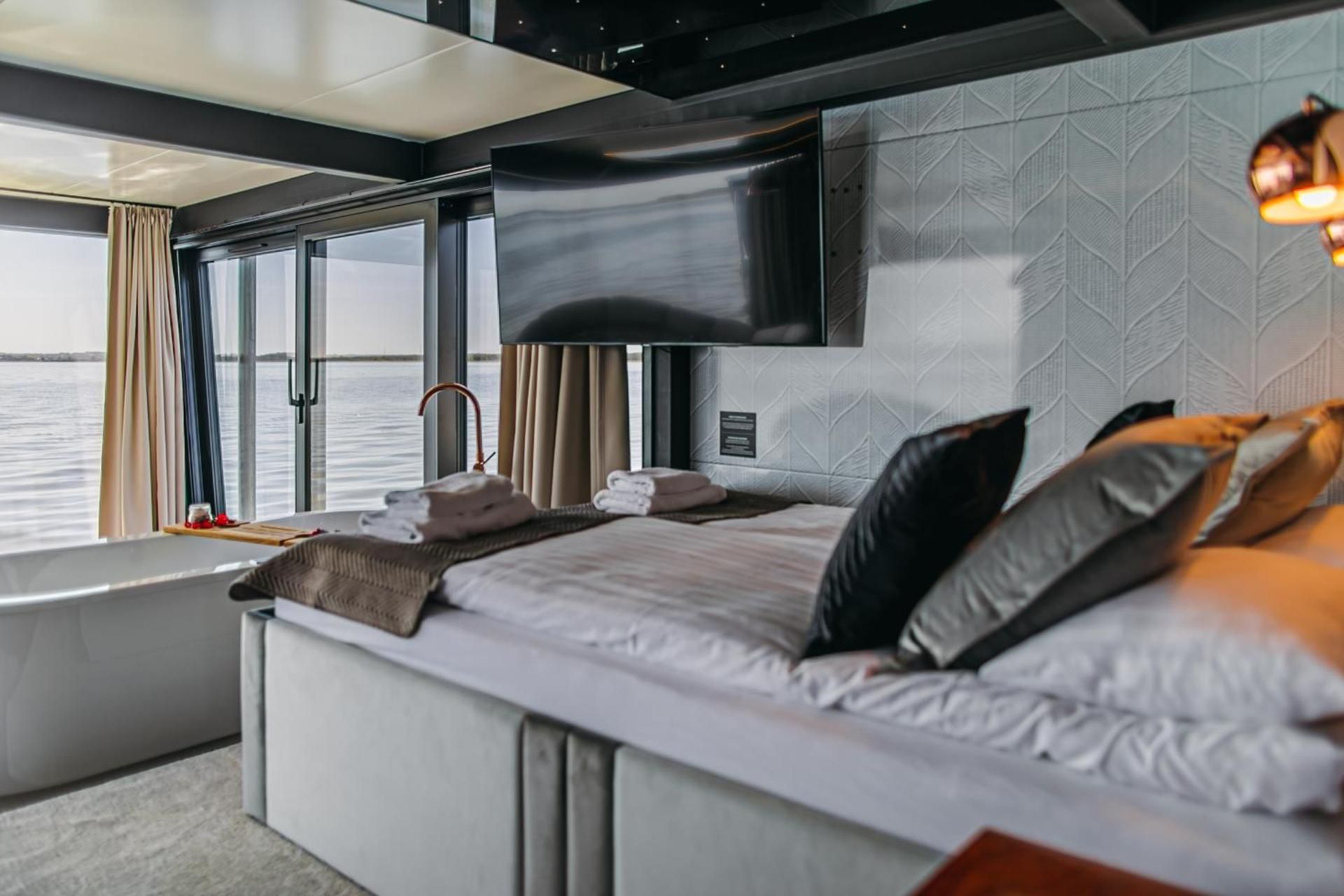 House on water with sauna, fireplace, jacuzzi and massage chair