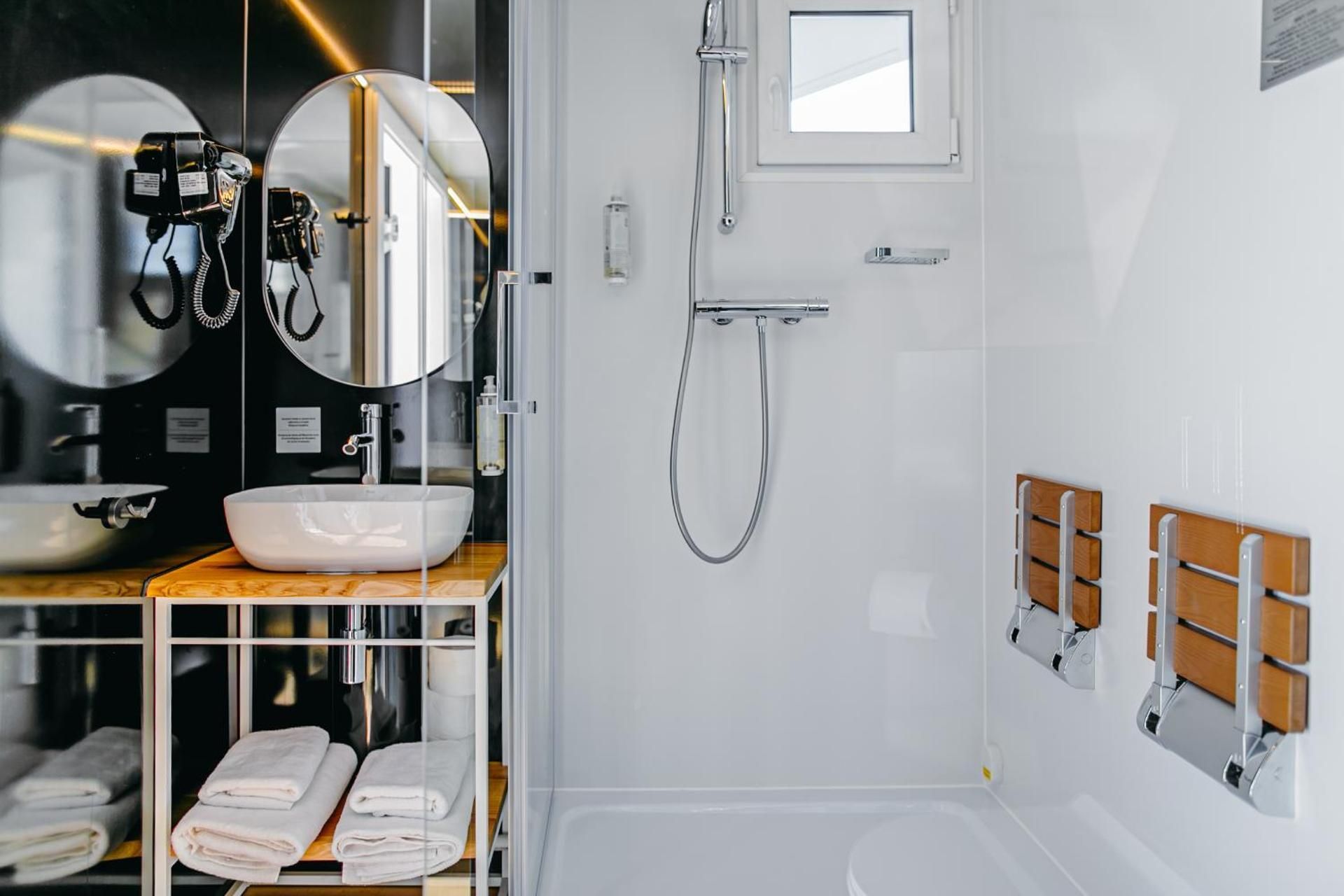 Houseboat Bubble with sauna, jacuzzi and massage chair