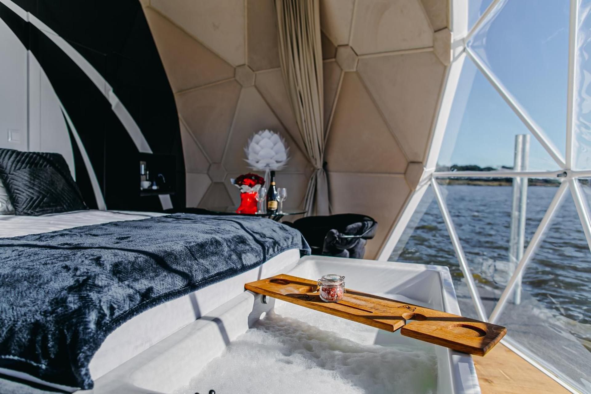 Houseboat Bubble with sauna, jacuzzi and massage chair