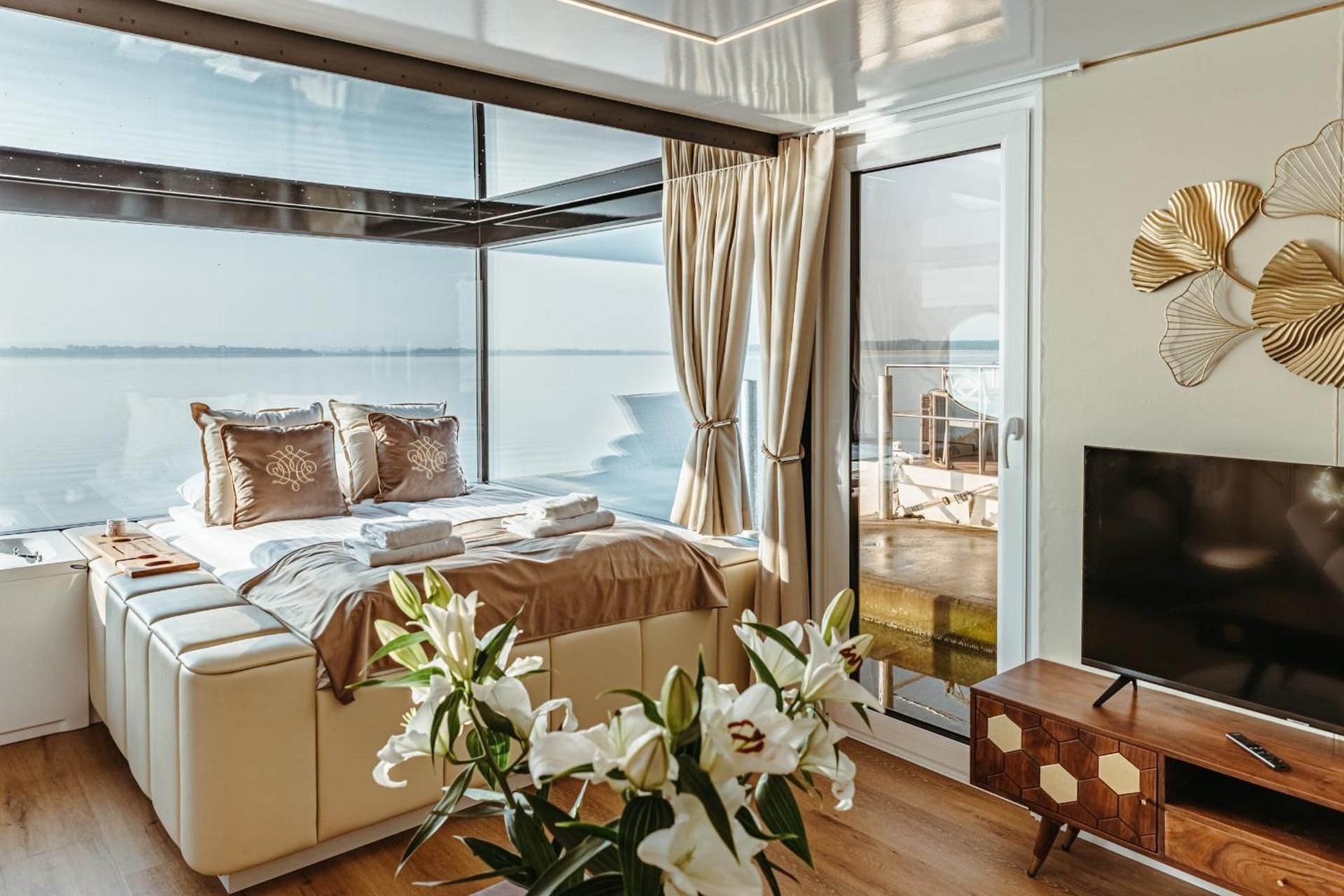 House on water with bed and jacuzzi by the window, sauna, massage chair and roof terrace