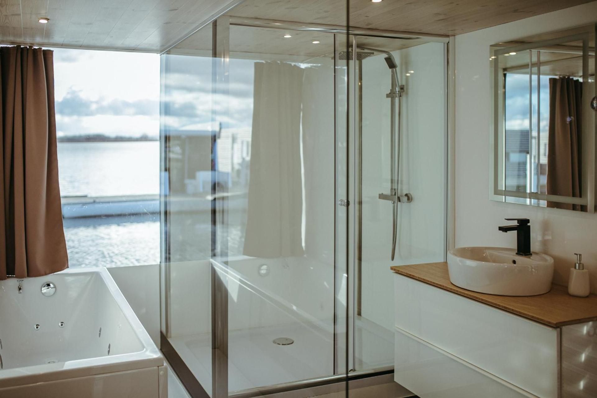 House on Water XXL with 2 bedrooms, fireplace, sauna, jacuzzi and motorboat