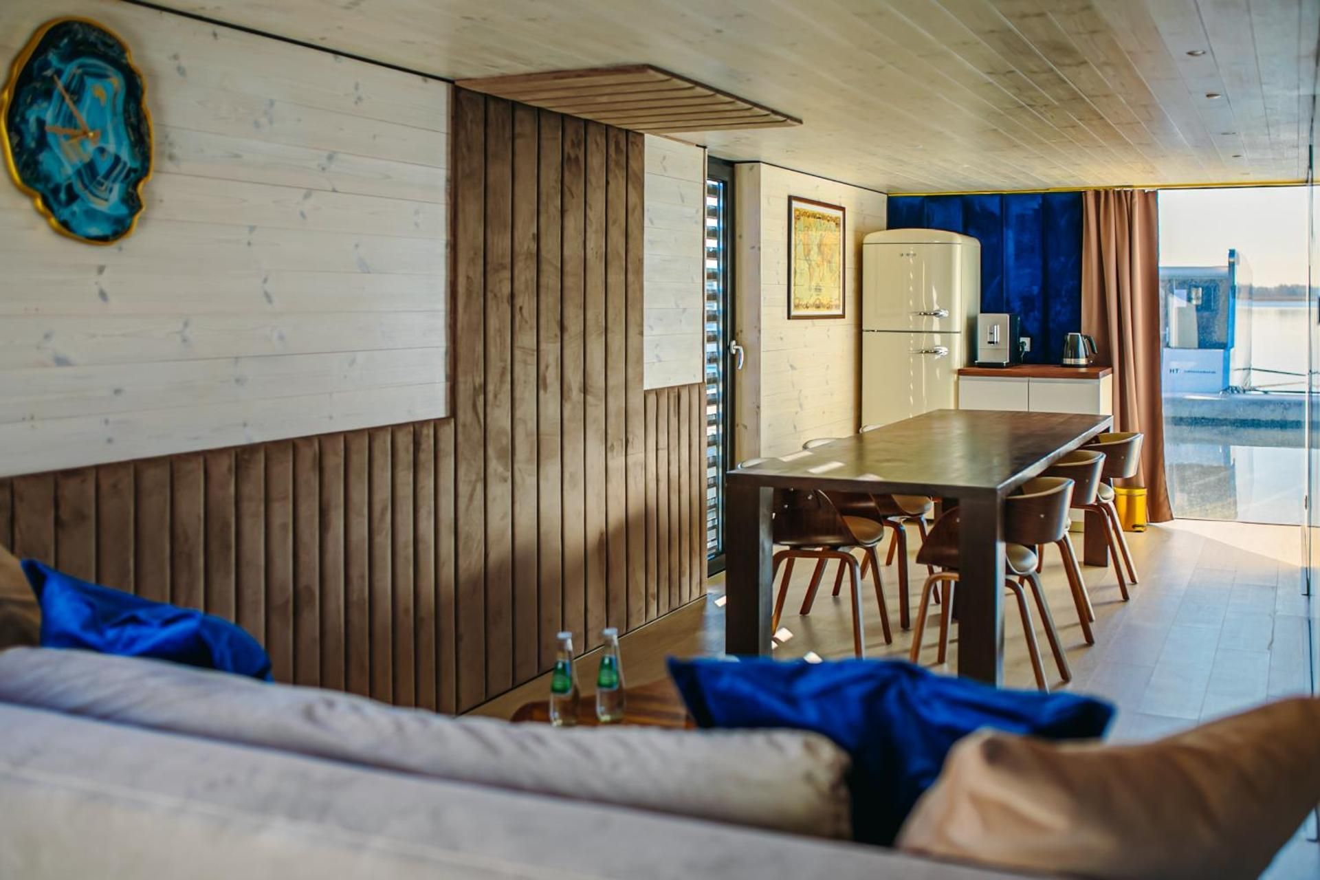 House on Water XXL with 2 bedrooms, fireplace, sauna, jacuzzi and motorboat