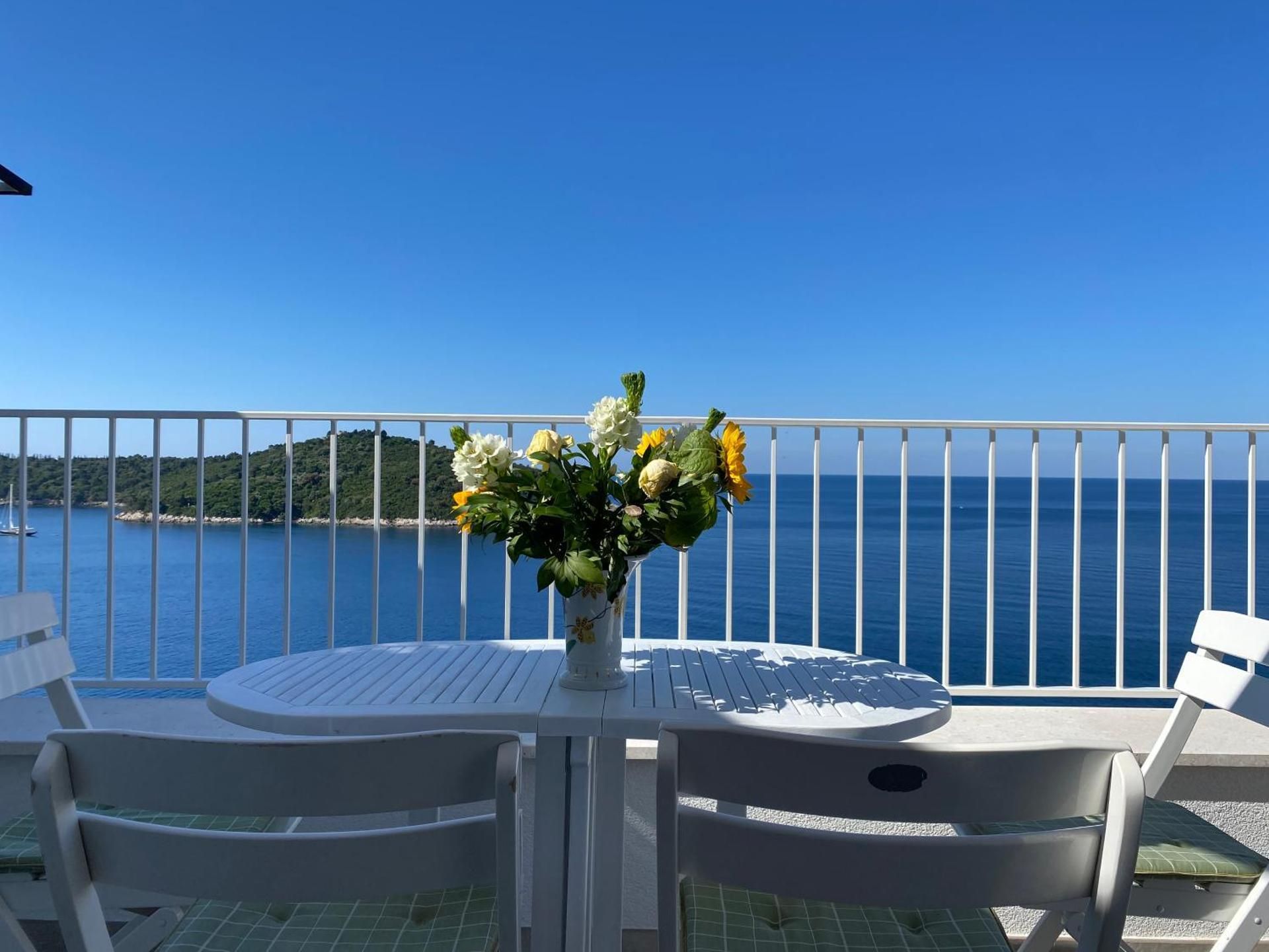 Apartment With Balcony And Sea View