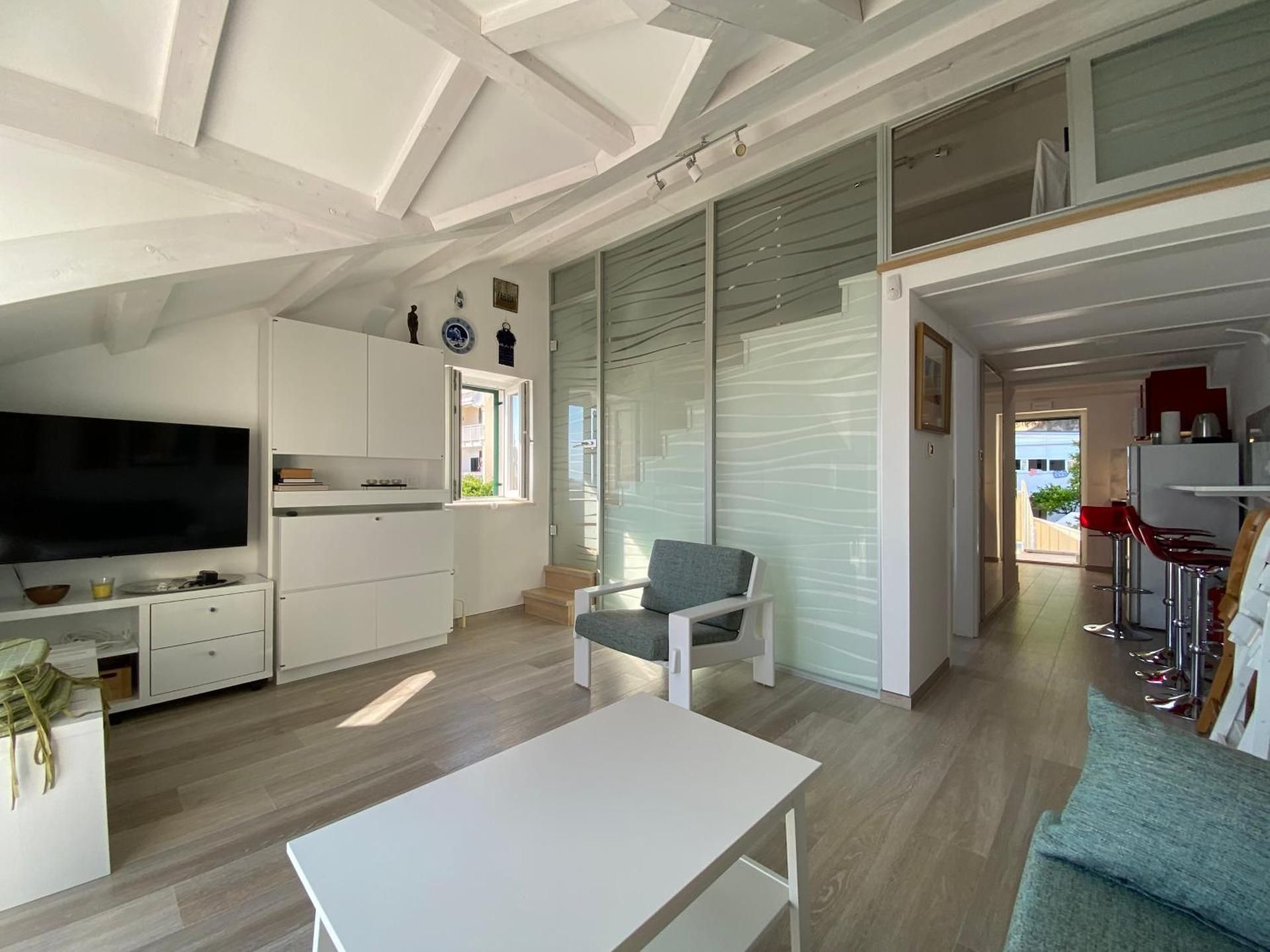 Apartment With Balcony And Sea View