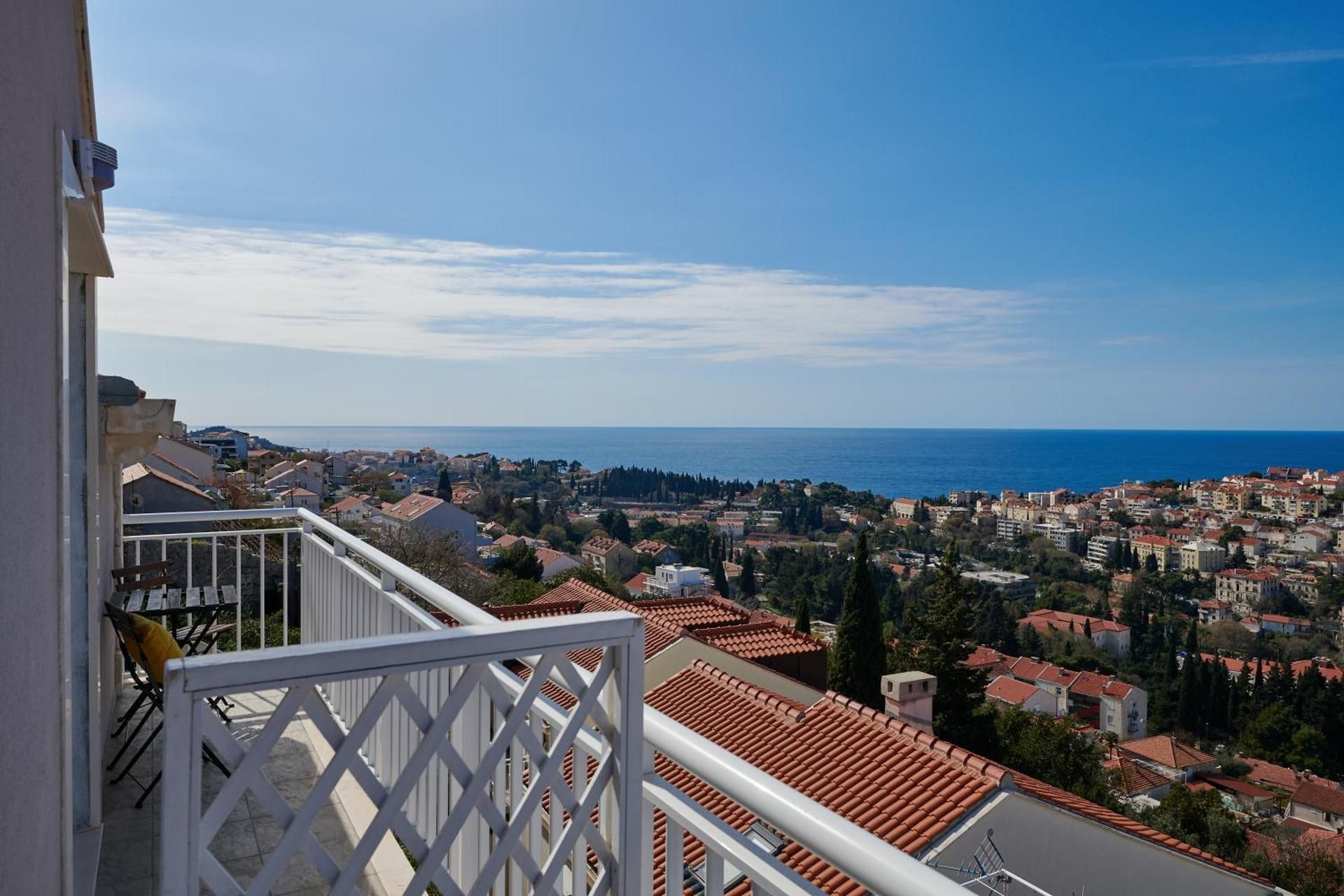 One Bedroom Apartment with Balcony and Sea View
