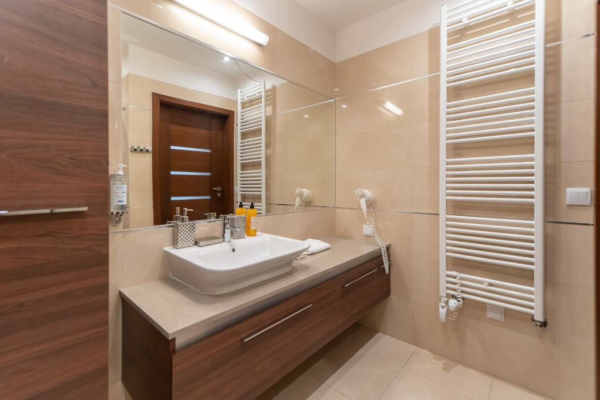 One-Bedroom Apartment A406 (Side Sea View)