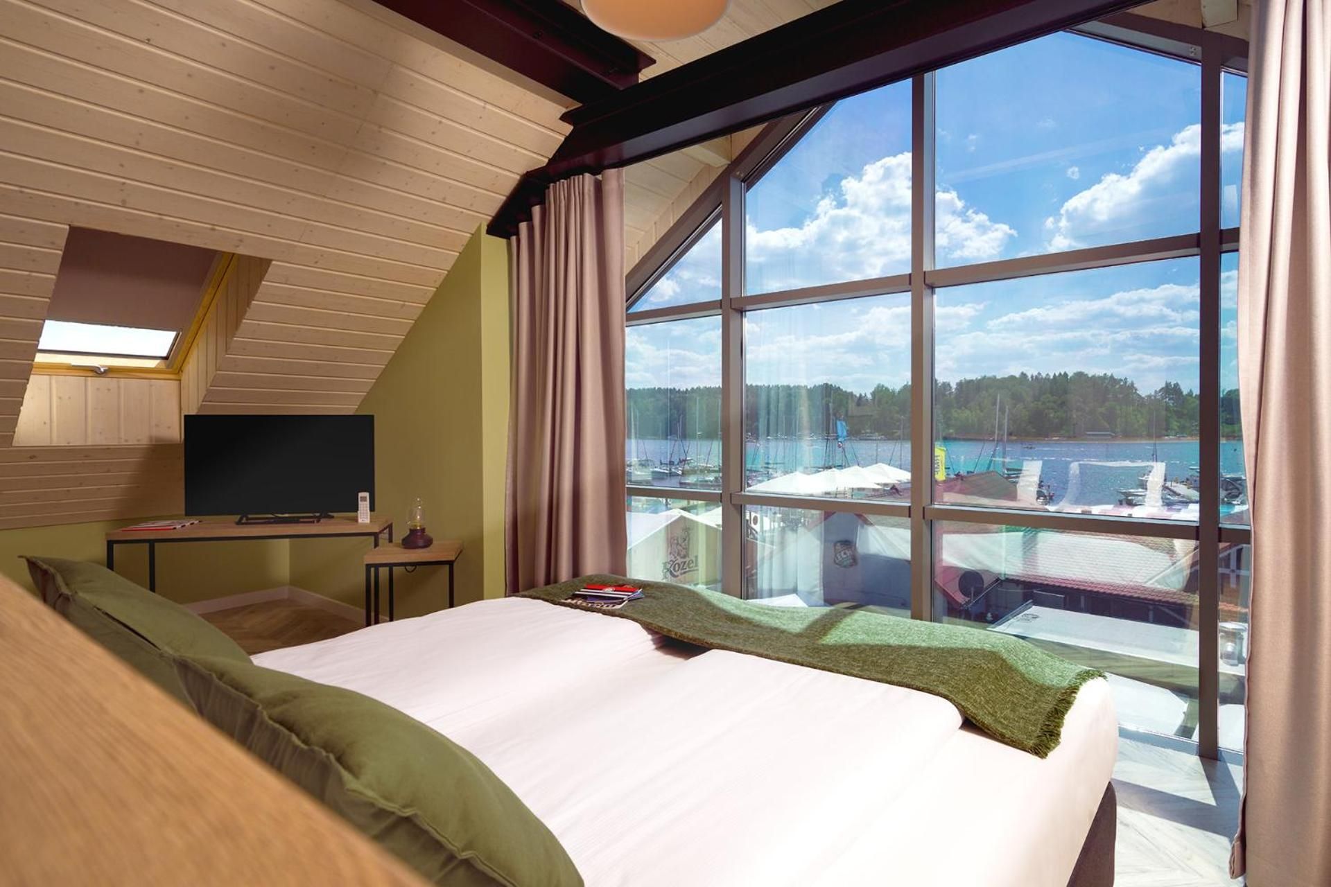 Apartment with Lake View
