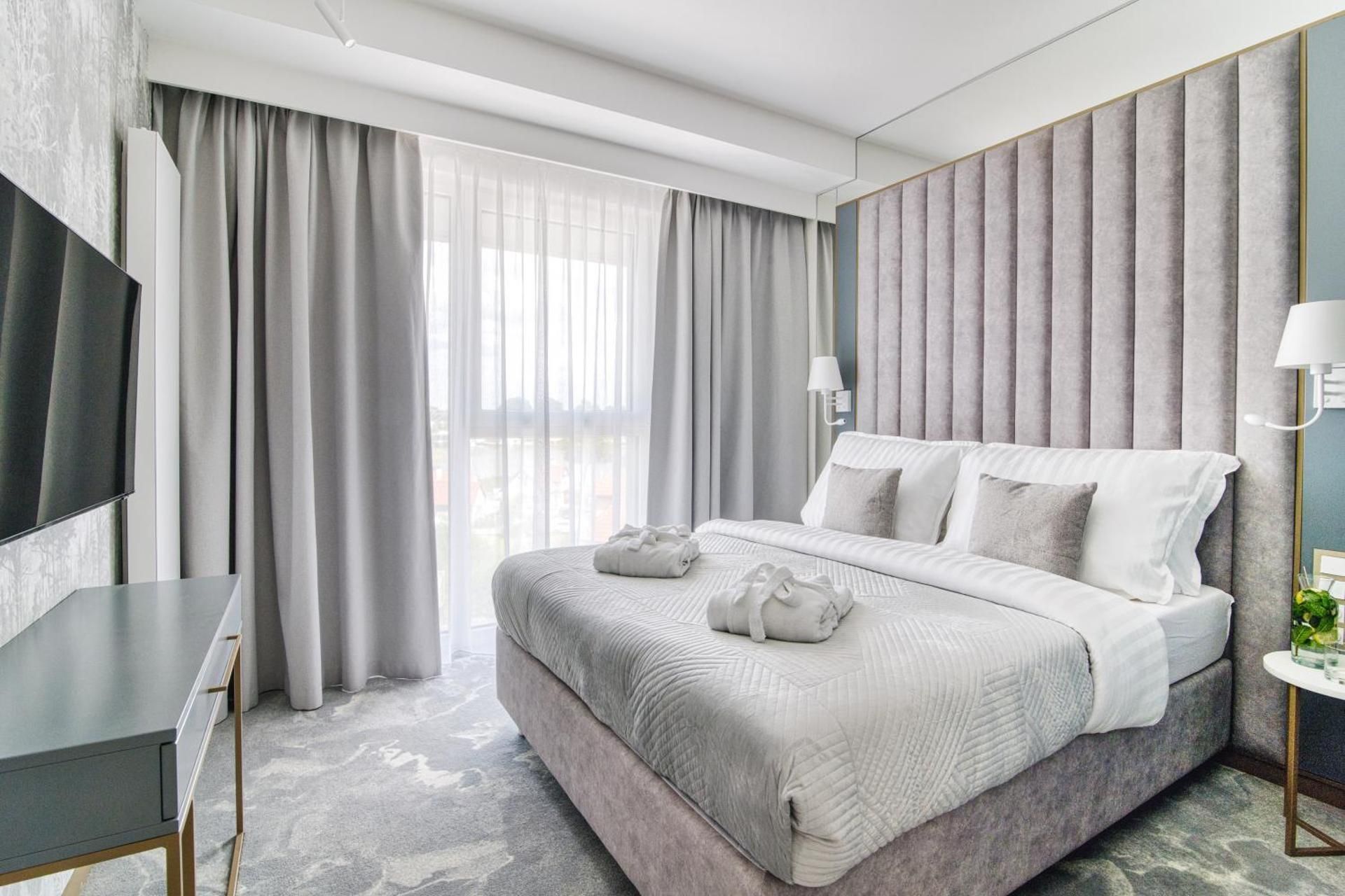 Suite with Lake View