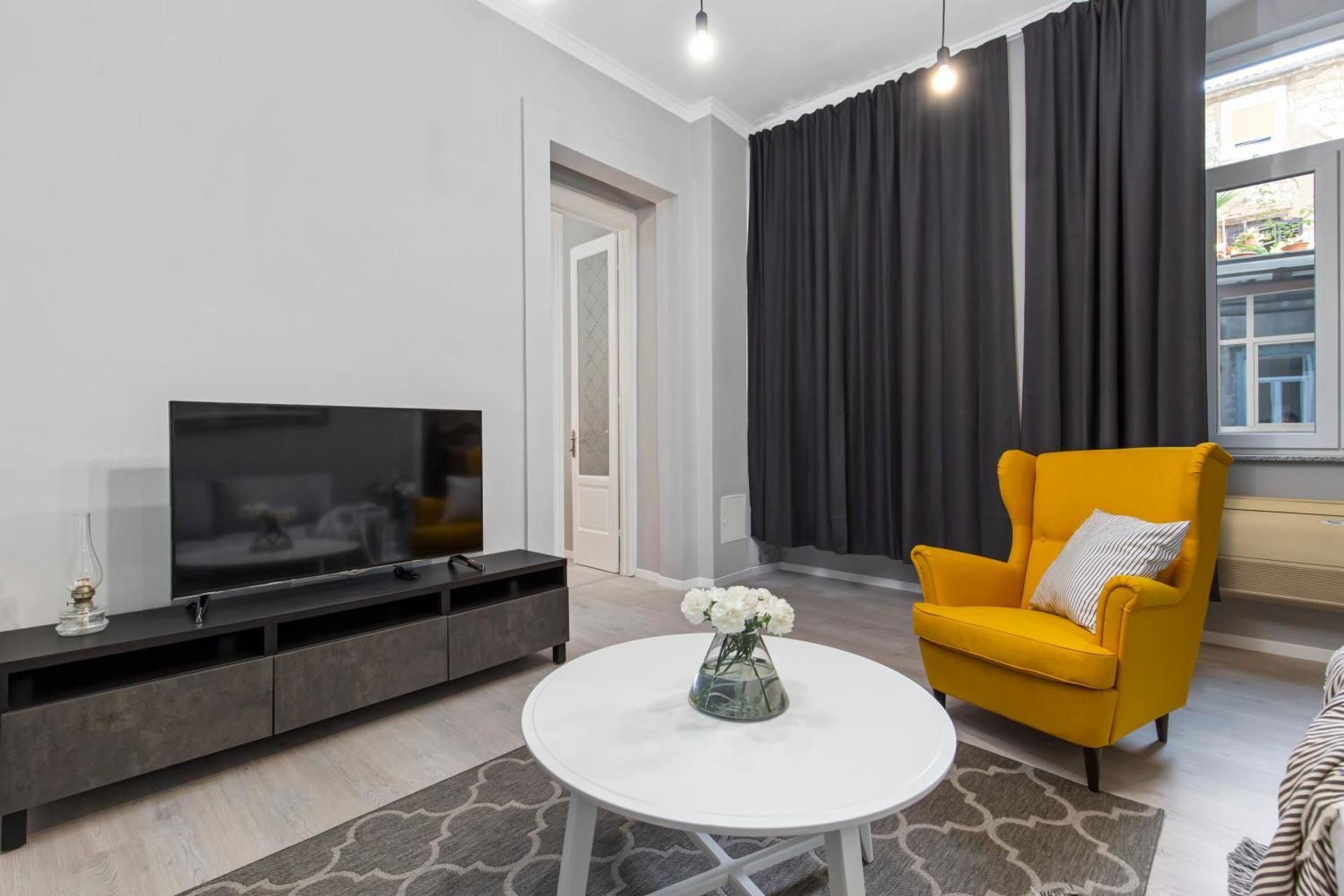DELUXE APARTMENT